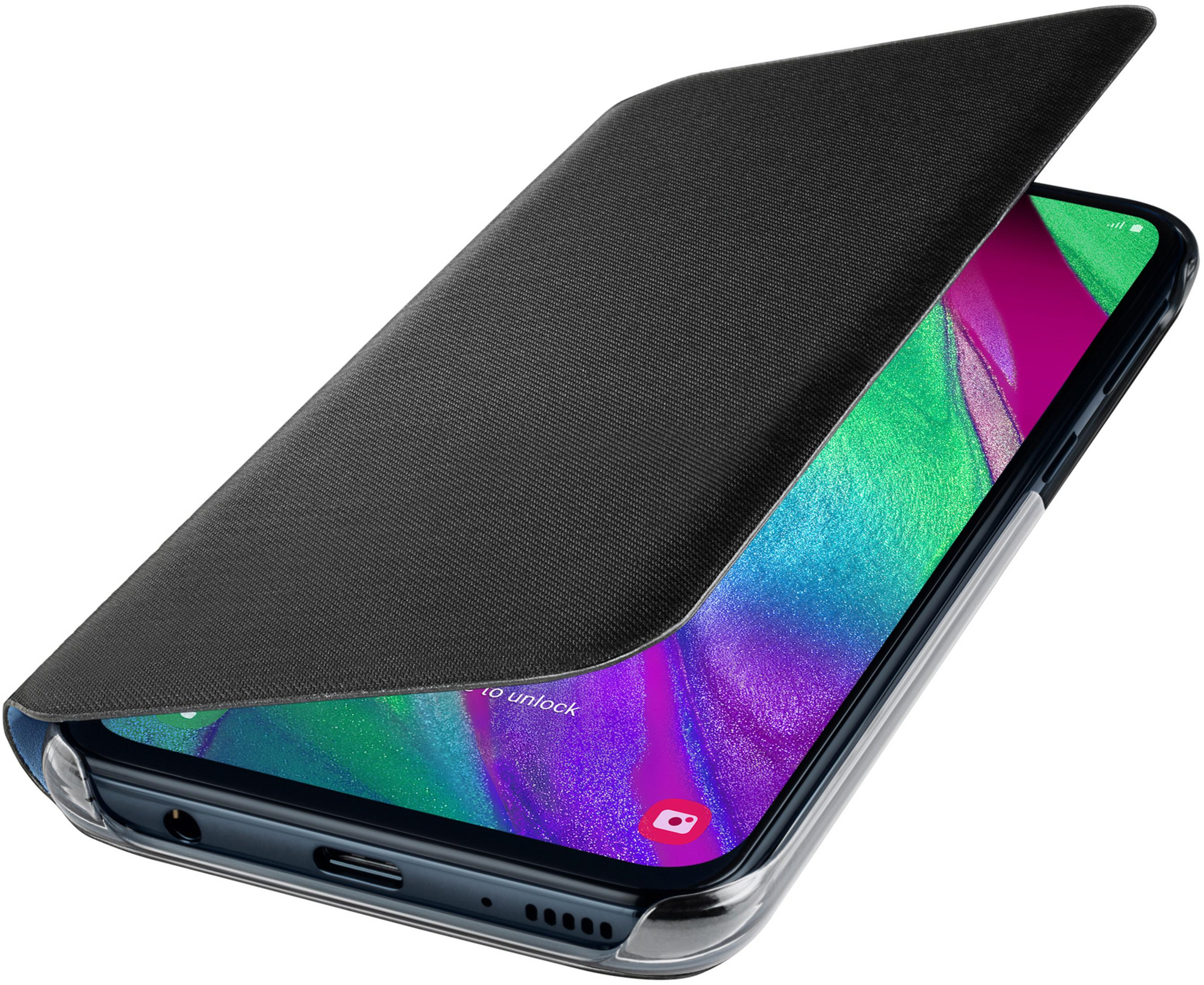 Czarne etui z klapką, otwarte, pokazujące ekran telefonu.