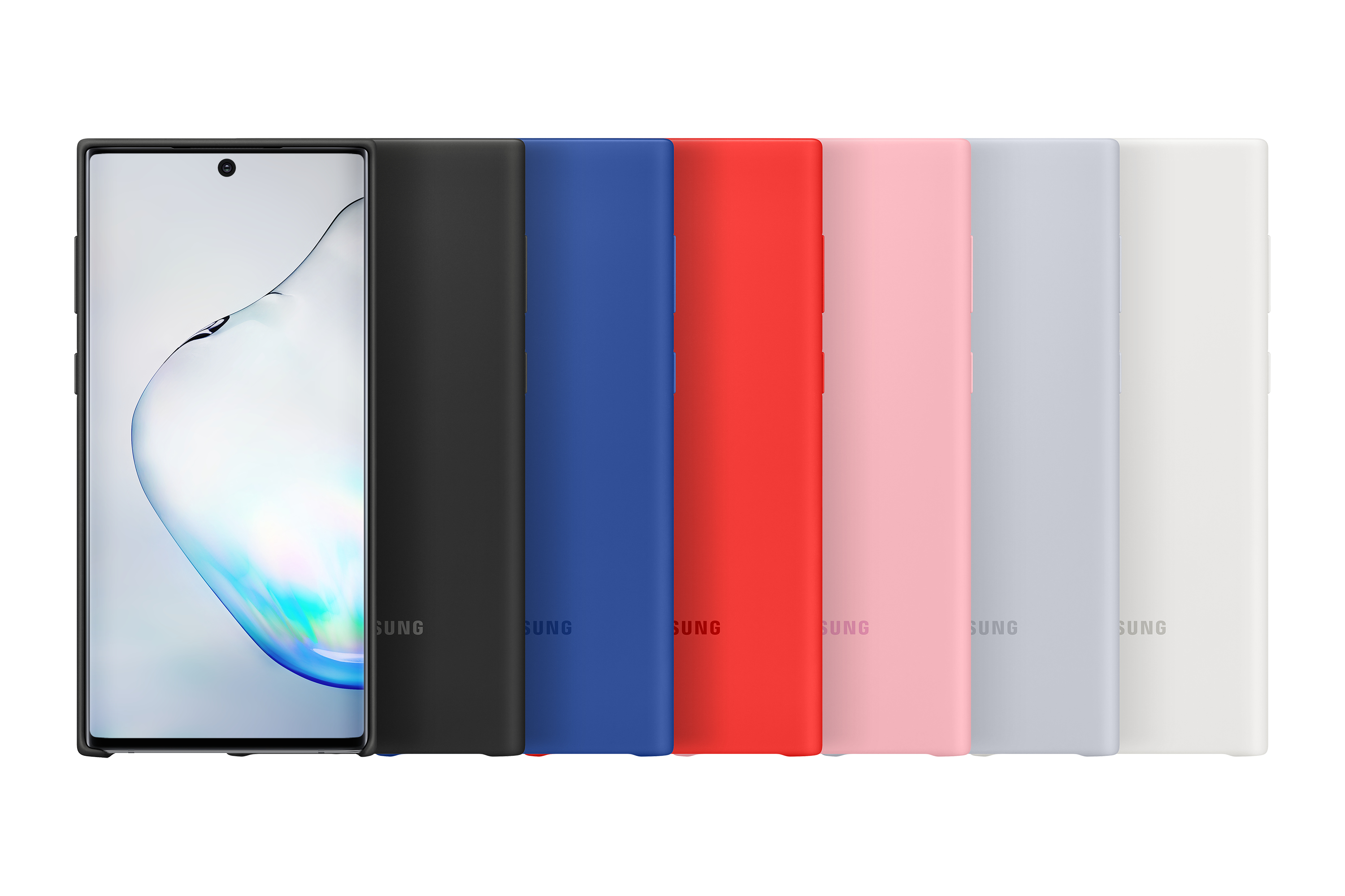 Fila de fundas de teléfono coloridas junto a un teléfono sobre una superficie blanca.
