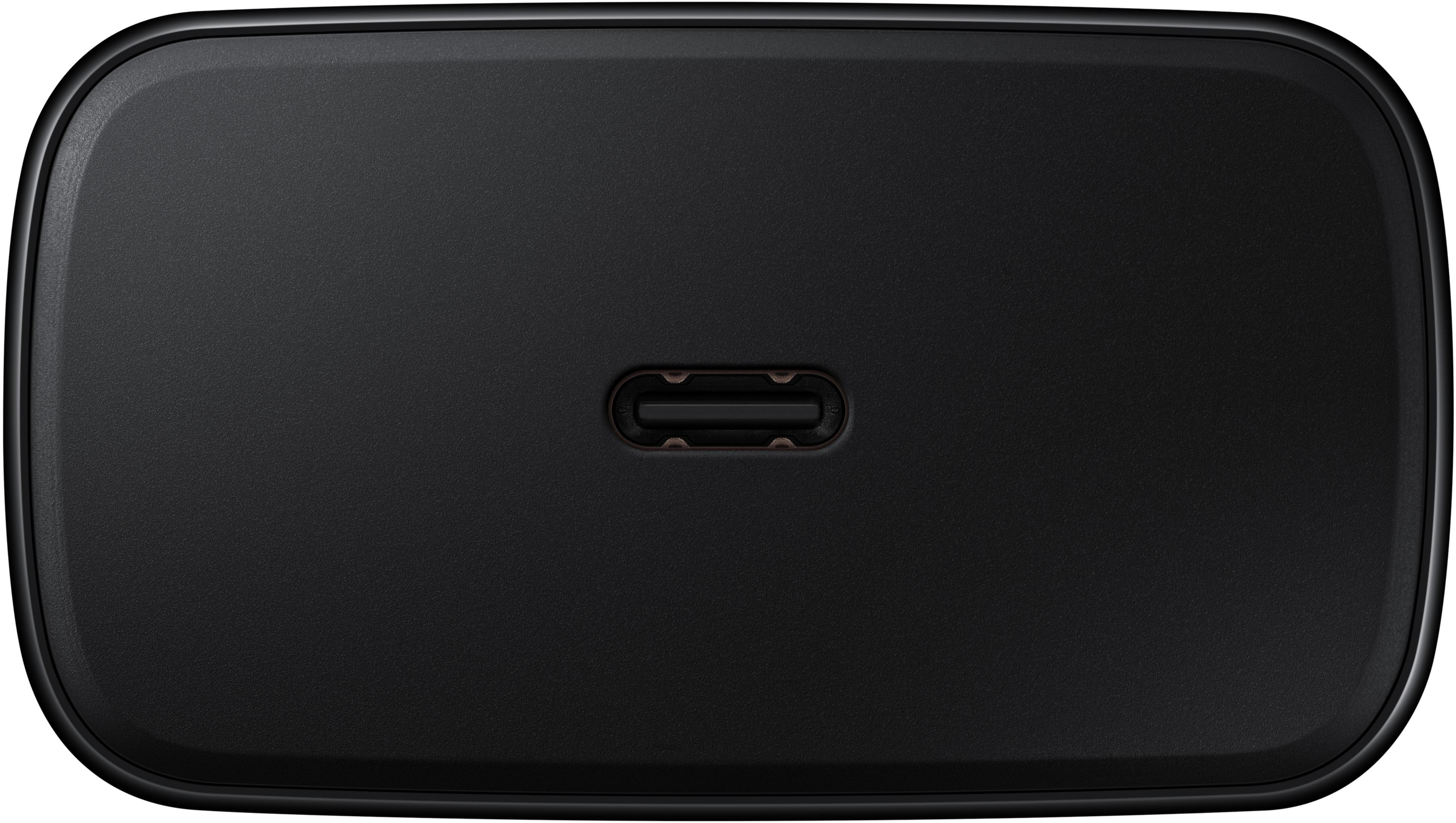 Un chargeur noir avec un port USB-C. C'est un gros plan du chargeur.