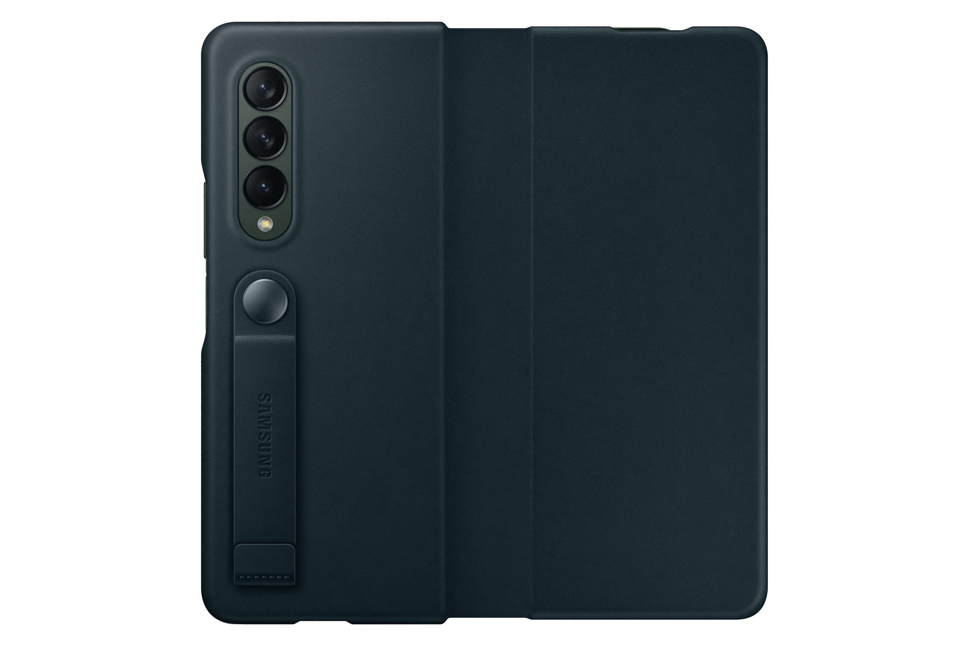Nahaufnahme einer dunkelgrünen Handyhülle mit faltbarem Design, die ein Telefon hält. Das Telefon hat 3 Kameras.