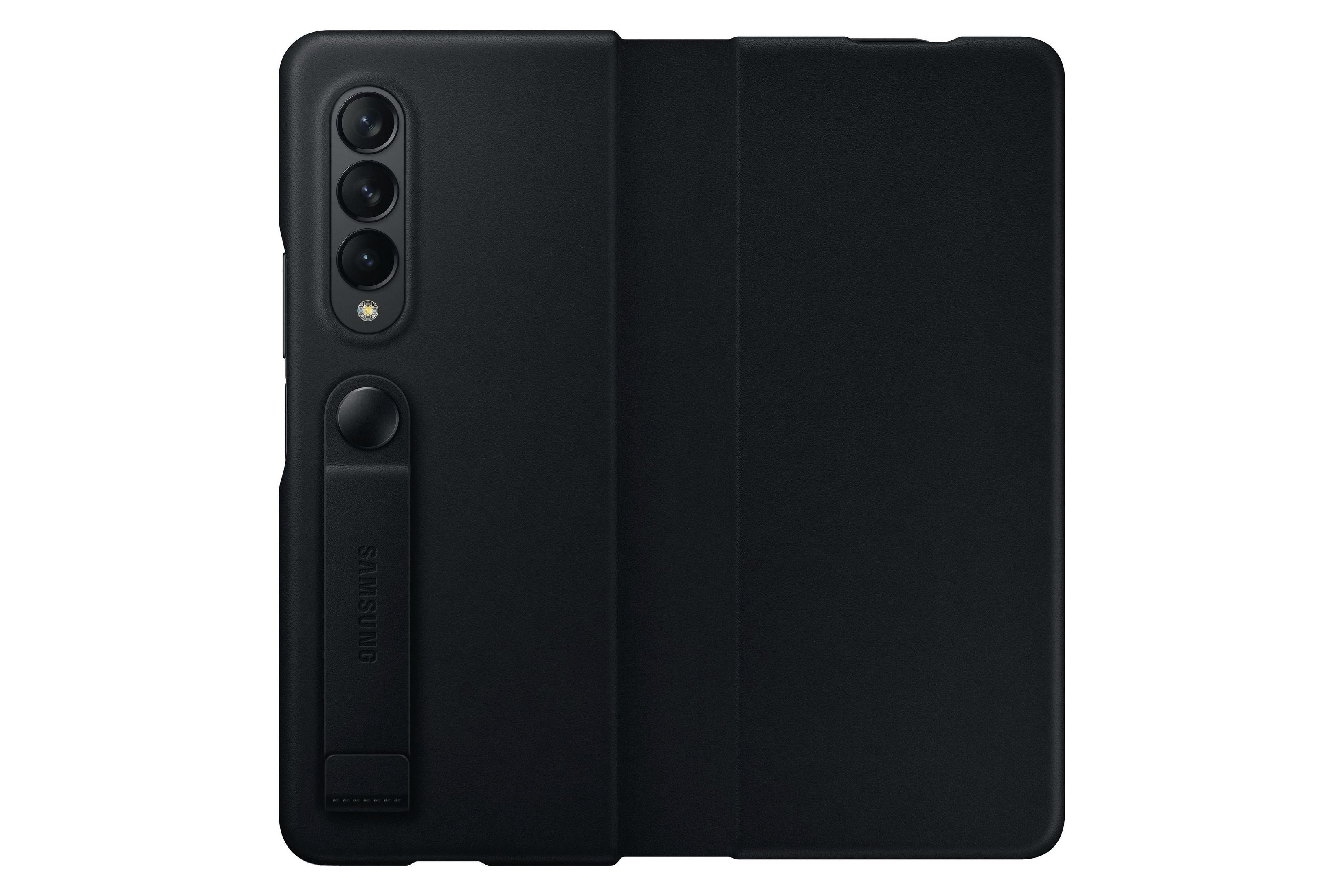 Un teléfono negro con tres cámaras en una funda negra. La funda tiene una correa y un logotipo de Samsung. Fondo blanco.