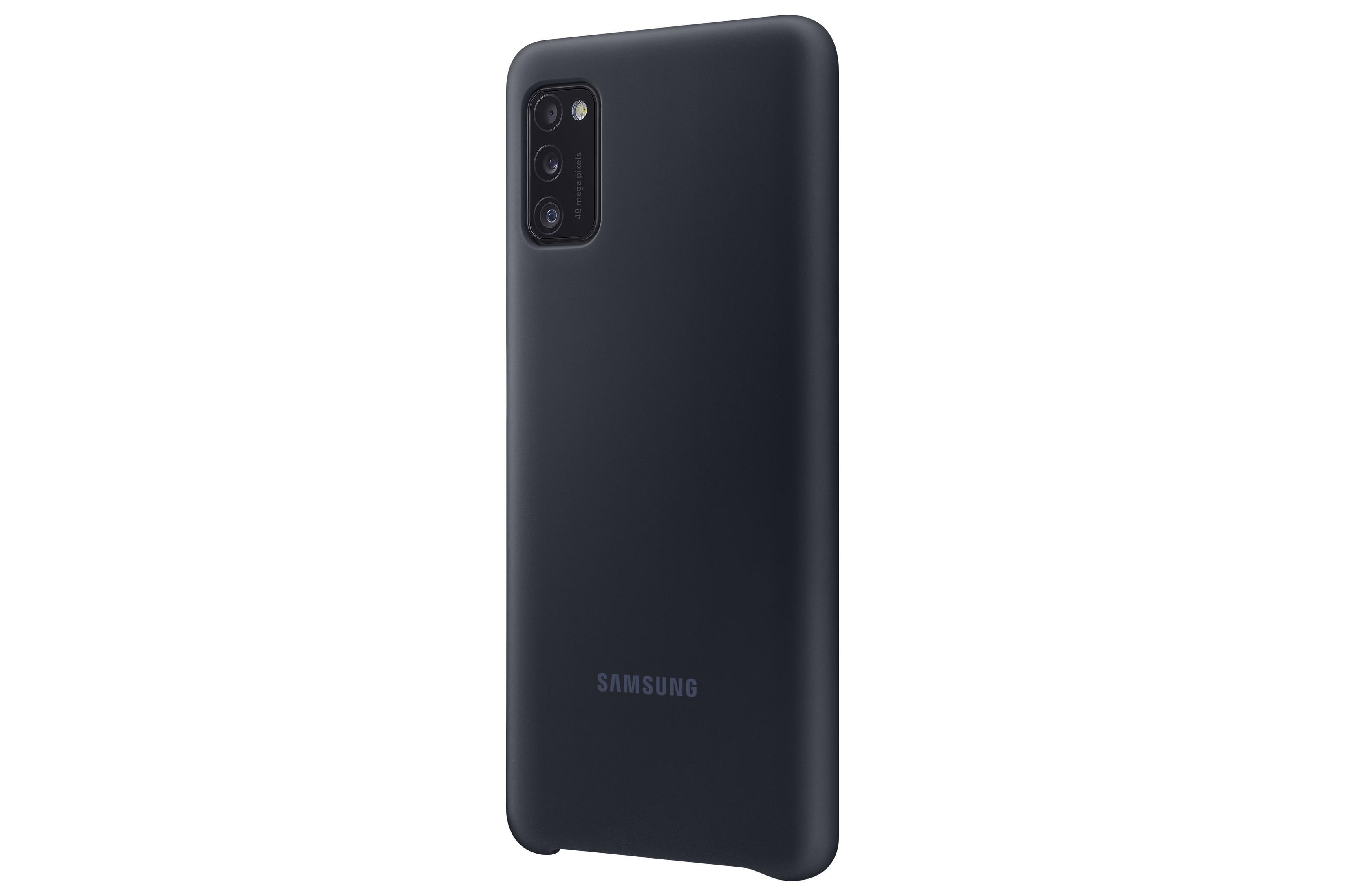 Een zwarte Samsung-telefoon met een drievoudige camera-opstelling. De telefoon staat op een witte achtergrond.