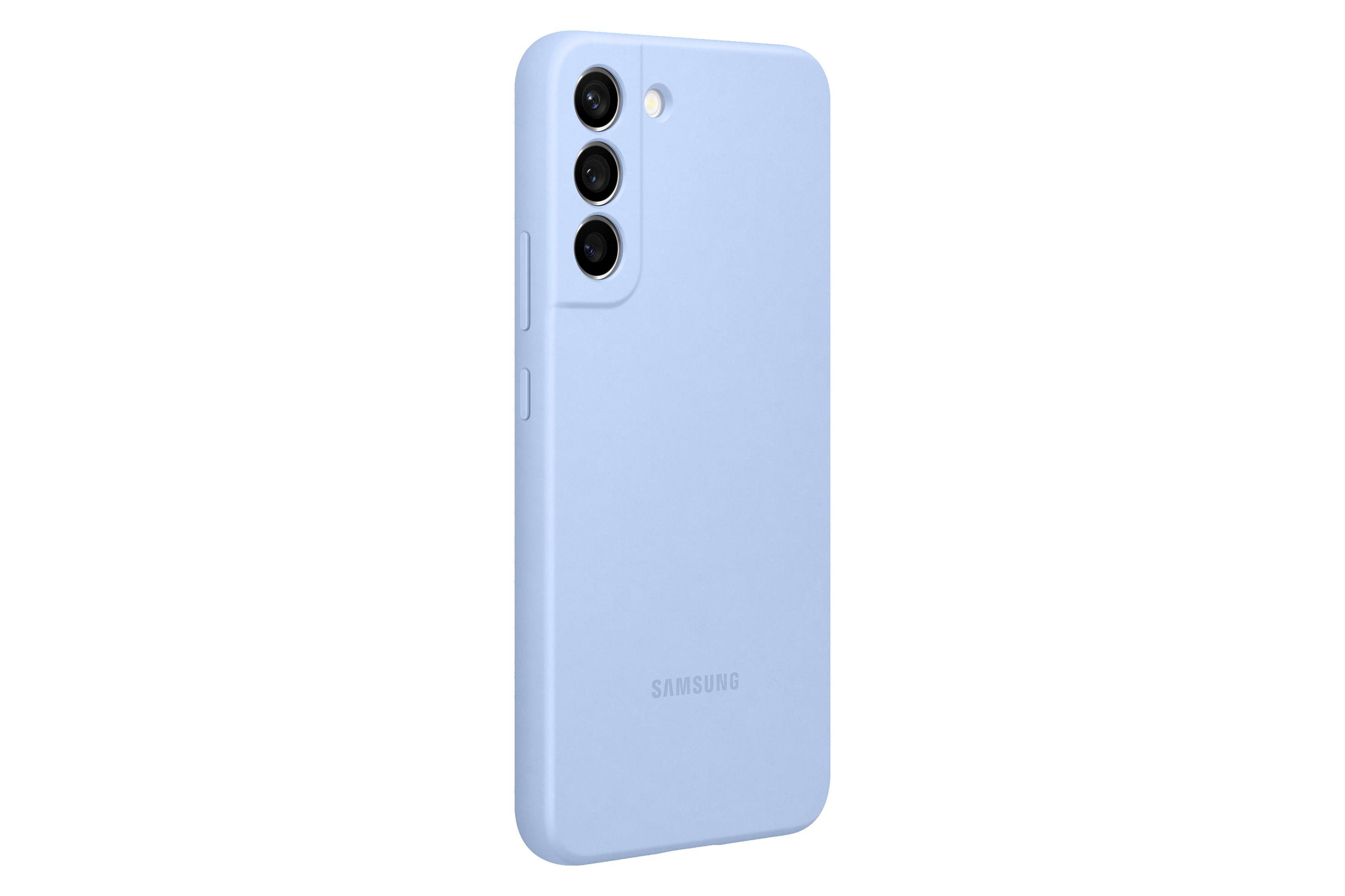 Un telefono Samsung azzurro in posizione verticale. La parte posteriore ha tre fotocamere e il marchio.