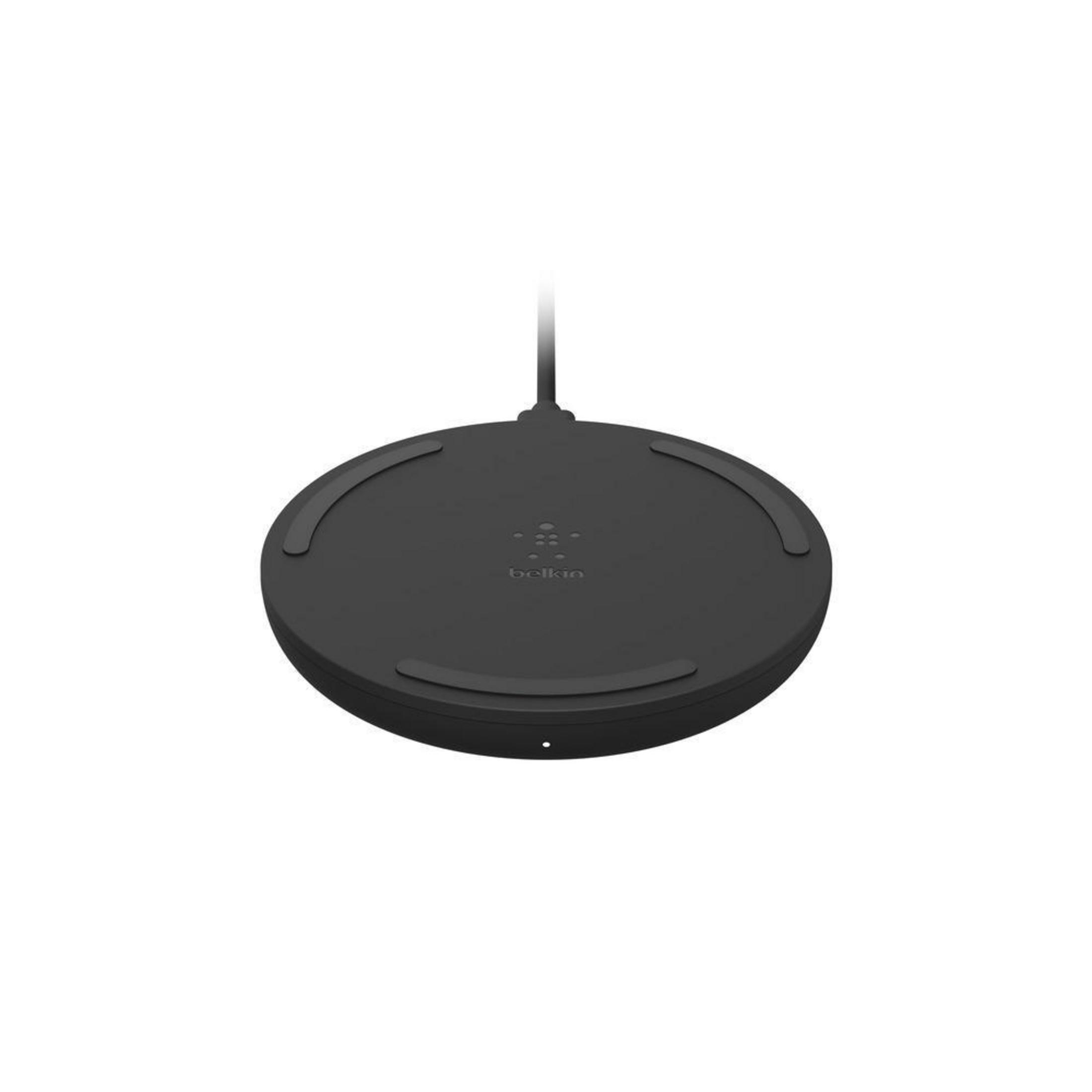 Cargador inalámbrico negro y redondo. El logotipo de Belkin está al frente.