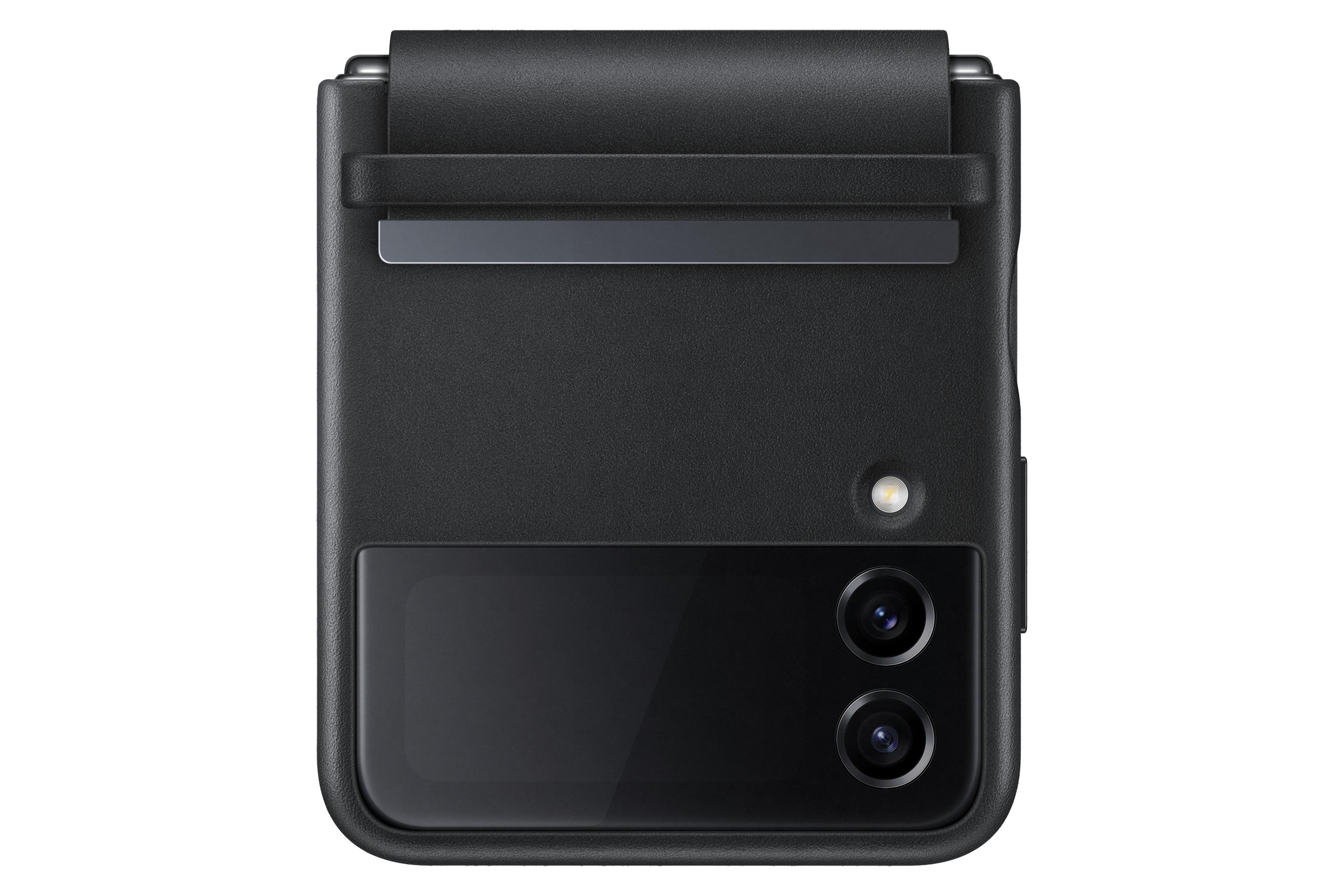 Smartphone negro plegable con lentes de cámara visibles, primer plano contra fondo blanco.