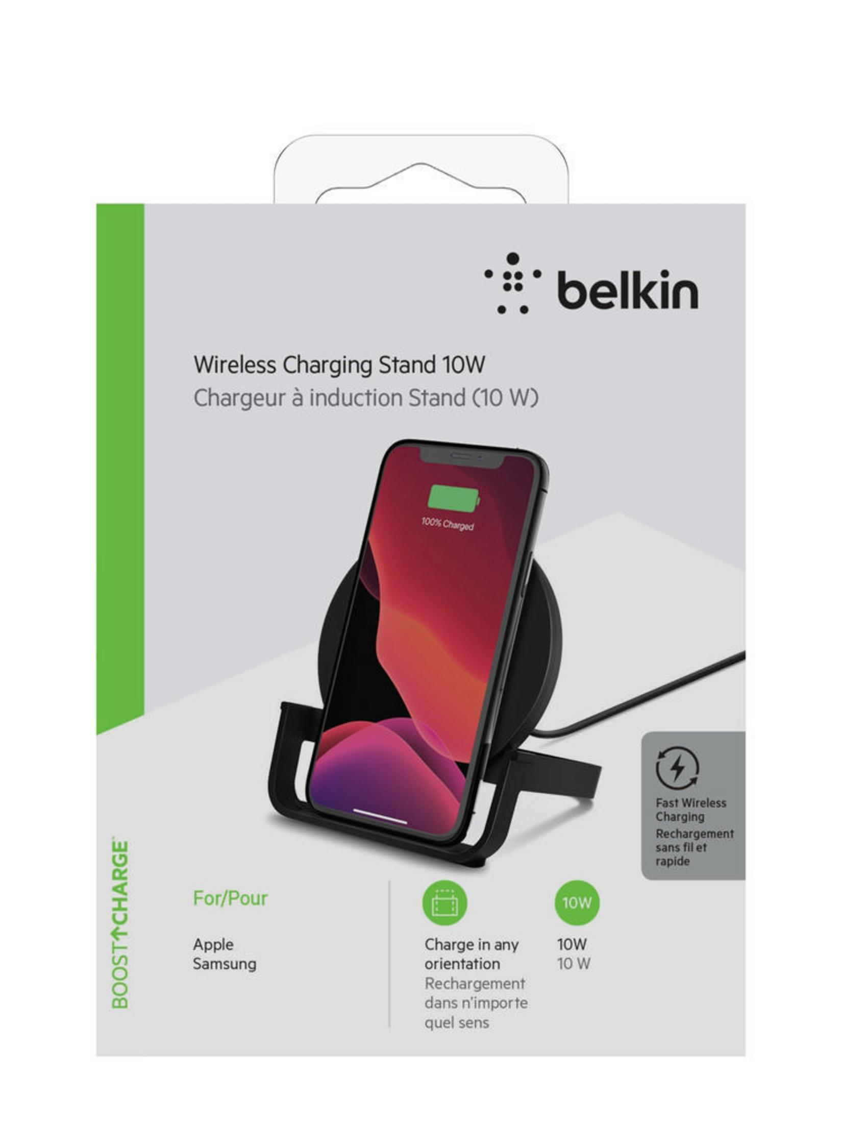 Belkin kabelloses Ladegerät in Verpackung. Ein Telefon lädt auf dem schwarzen Ständer, 100%.