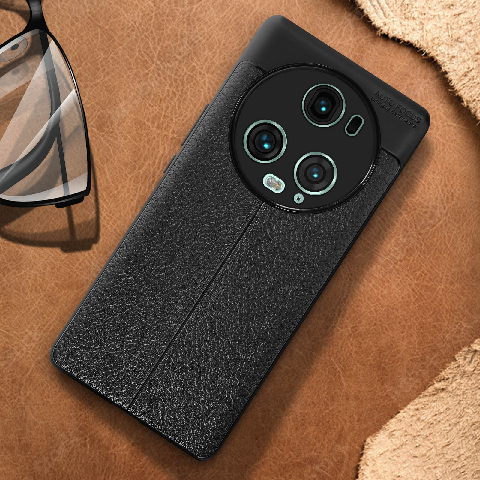 Custodia per telefono nera con retro in pelle strutturata. Dispone di più obiettivi della fotocamera e un'etichetta di messa a fuoco.