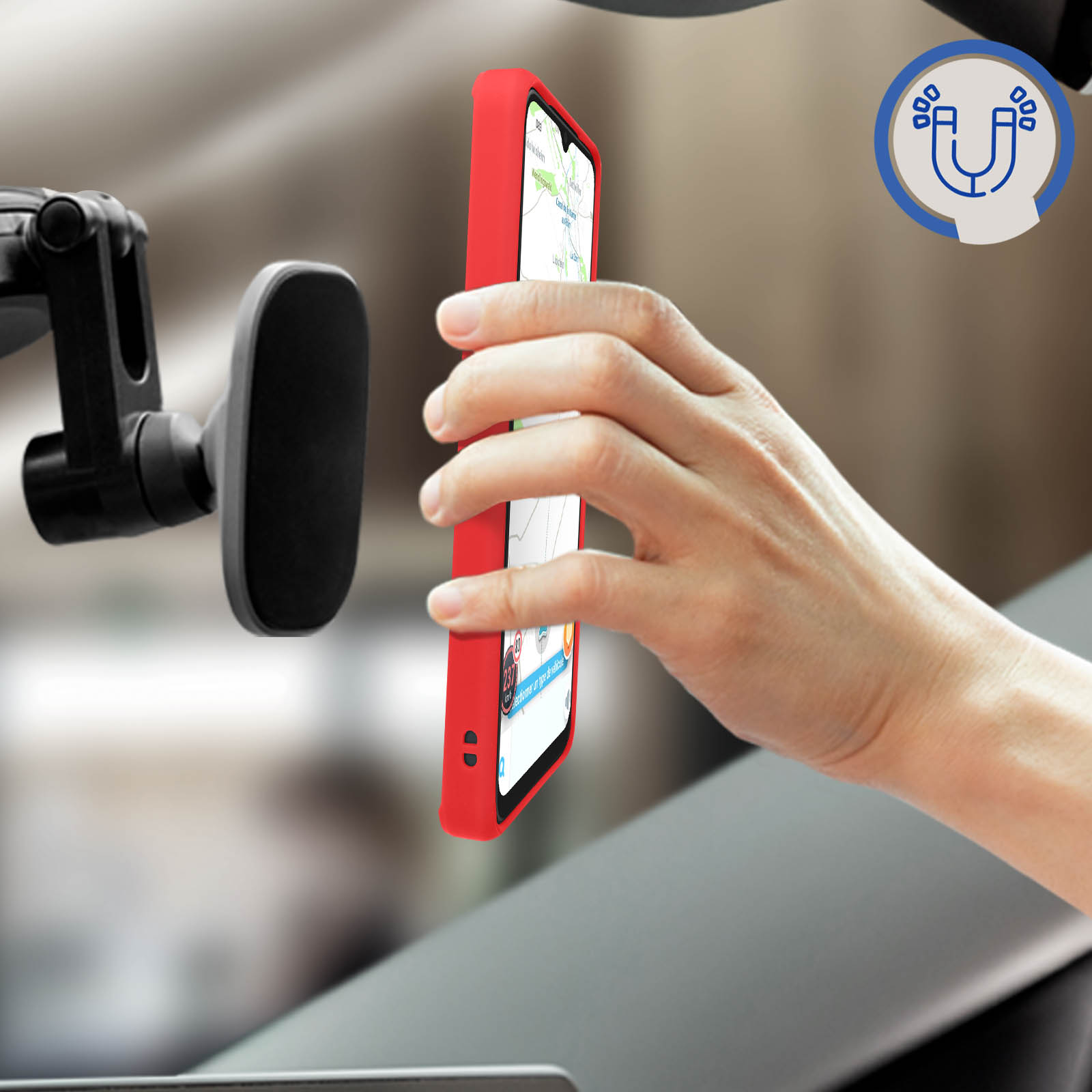 Una mano tiene un telefono rosso con una custodia vicino a un supporto per auto.