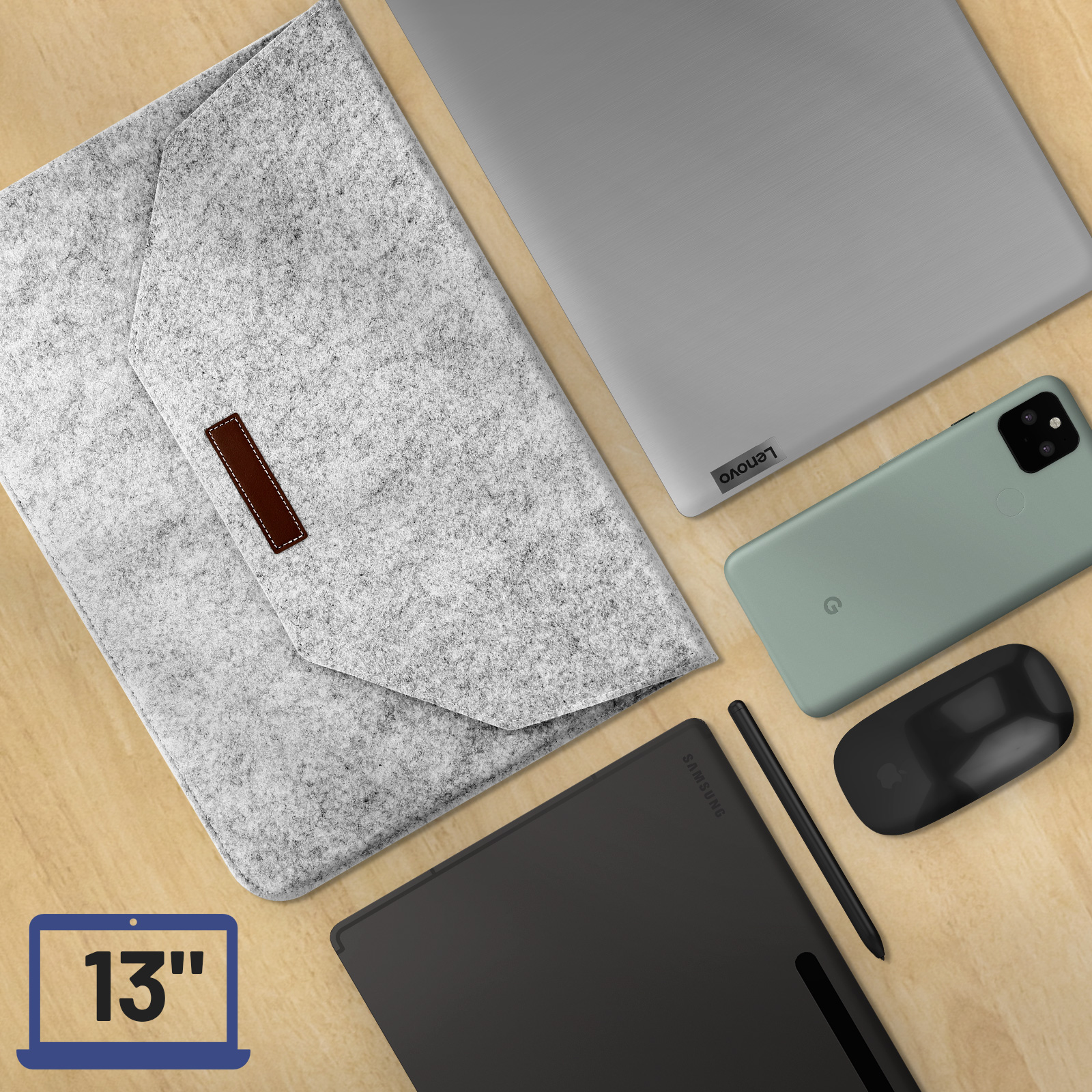 Laptop, telefono, tablet, mouse e penna su superficie in legno.