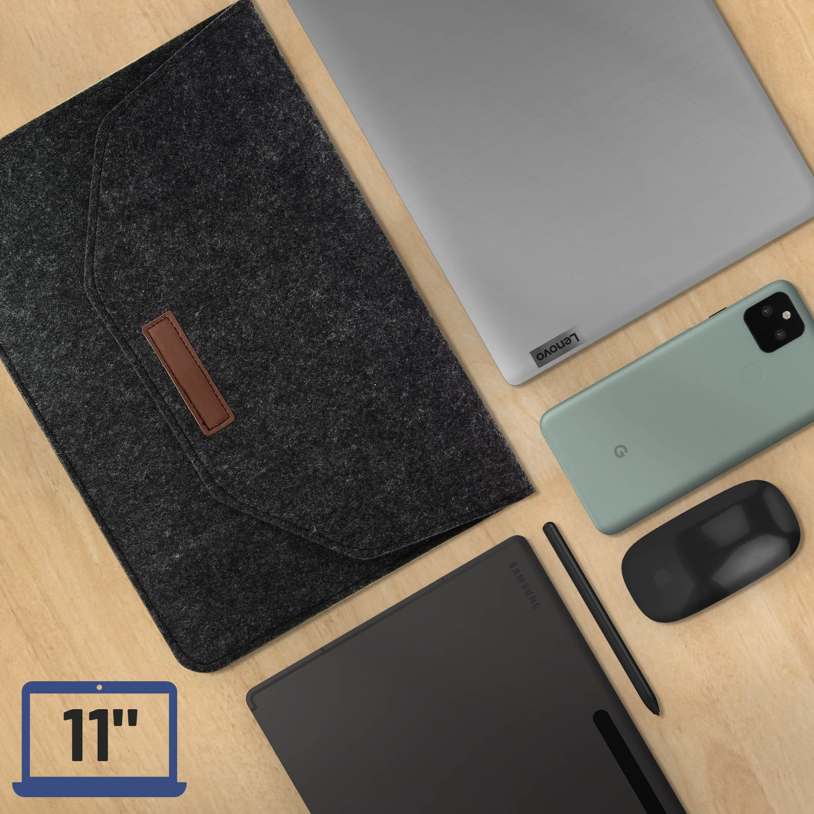 Un laptop, un tablet, un telefono, un mouse e una penna sono su un tavolo di legno. Un adesivo da 11 pollici.