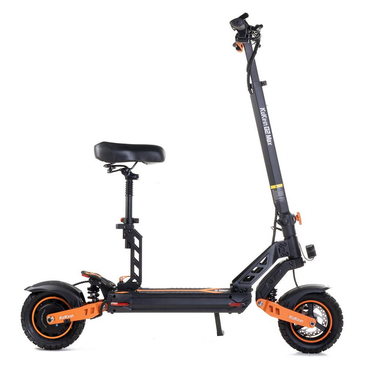 Scooter elettrico con dettagli arancioni. Con sedile e ruote nere. Su sfondo bianco.