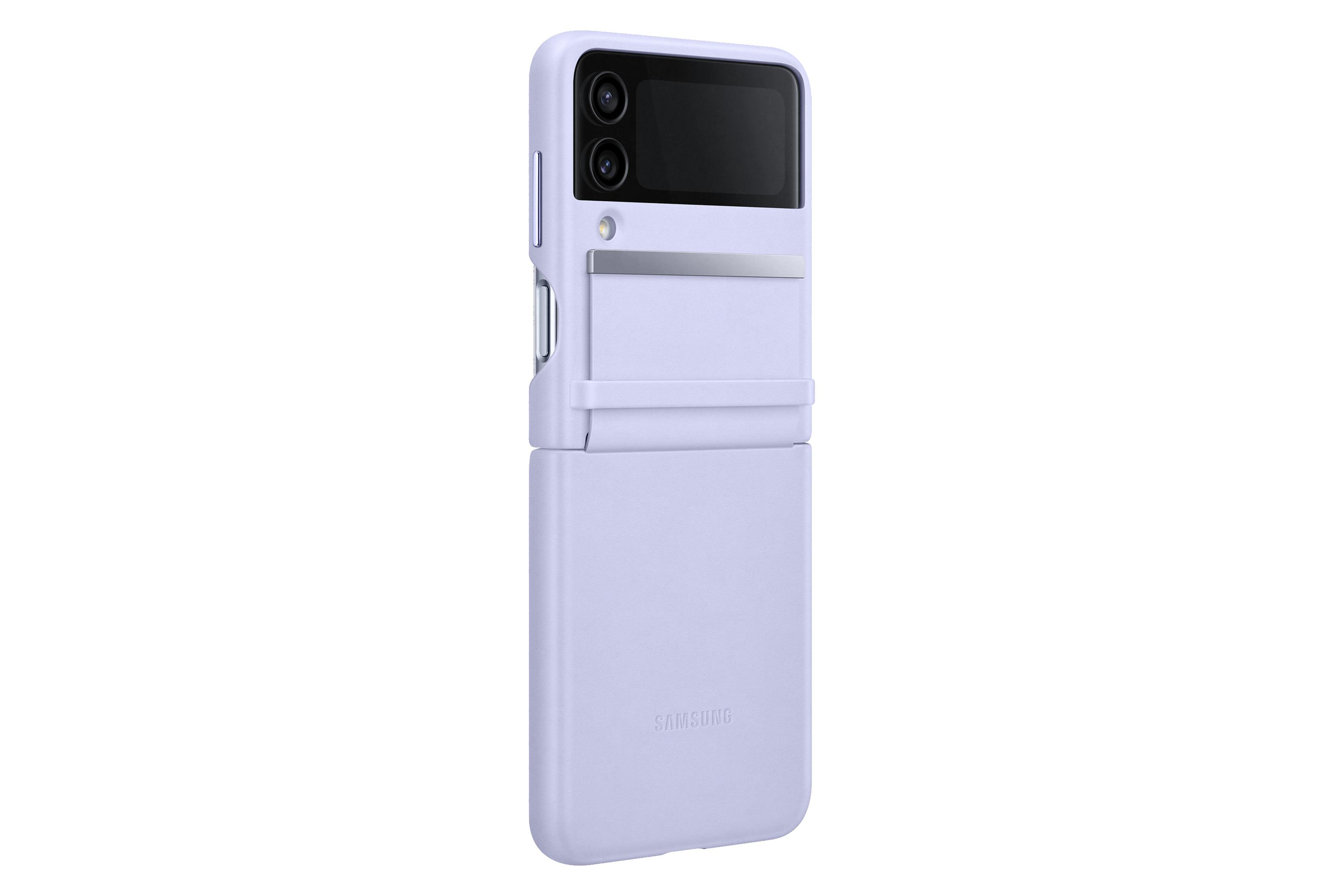 Un teléfono Samsung Galaxy Z Flip lila en una funda, visto desde atrás.