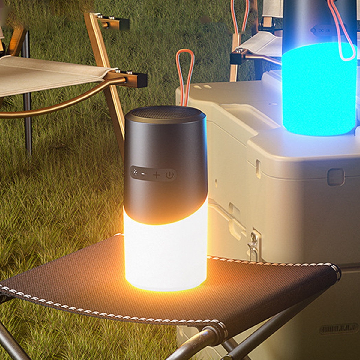 Altavoz blanco y negro con luz brillante. Está sobre una pequeña mesa de camping.