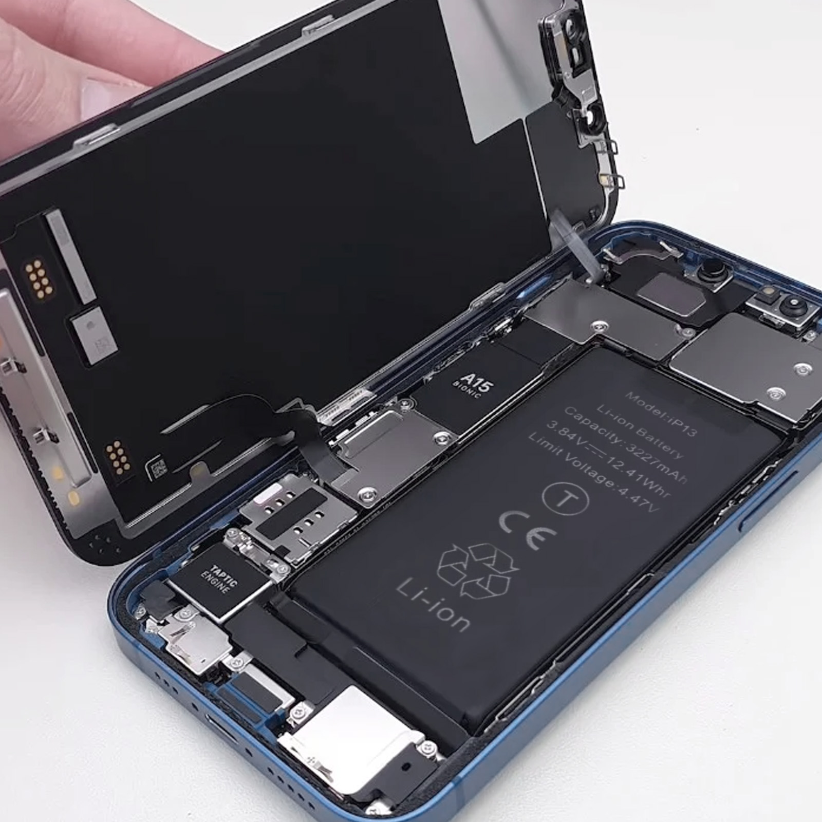 Zerlegtes Telefon, zeigt interne Komponenten: Batterie, Platine, etc.