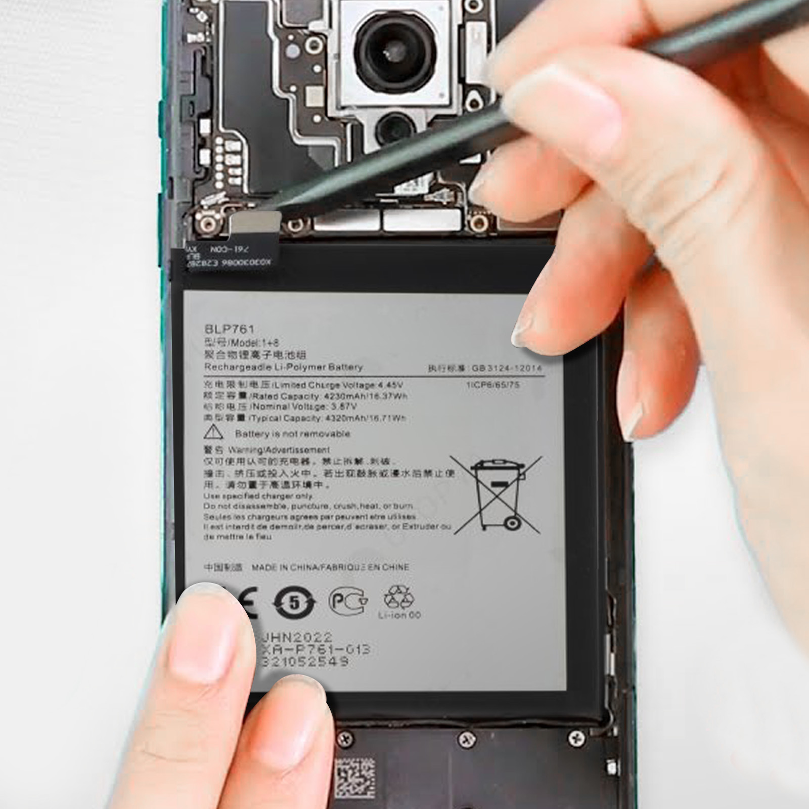 Eine Person entfernt einen Akku aus einem Telefon. Akku und Telefonkomponenten sind sichtbar.