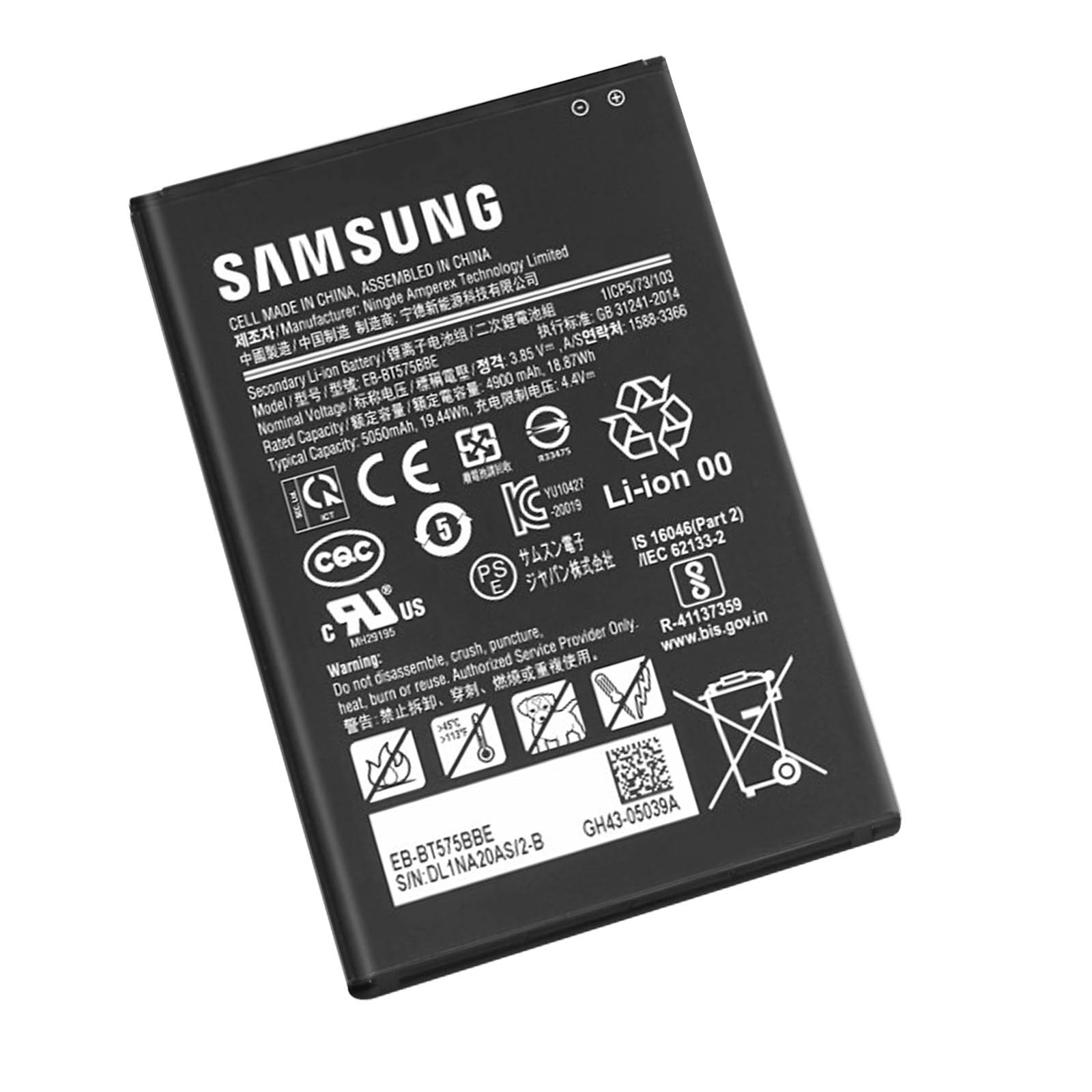 Batterie Samsung noire. Texte et symboles sur la surface de la batterie. Étiquette d'avertissement présente.