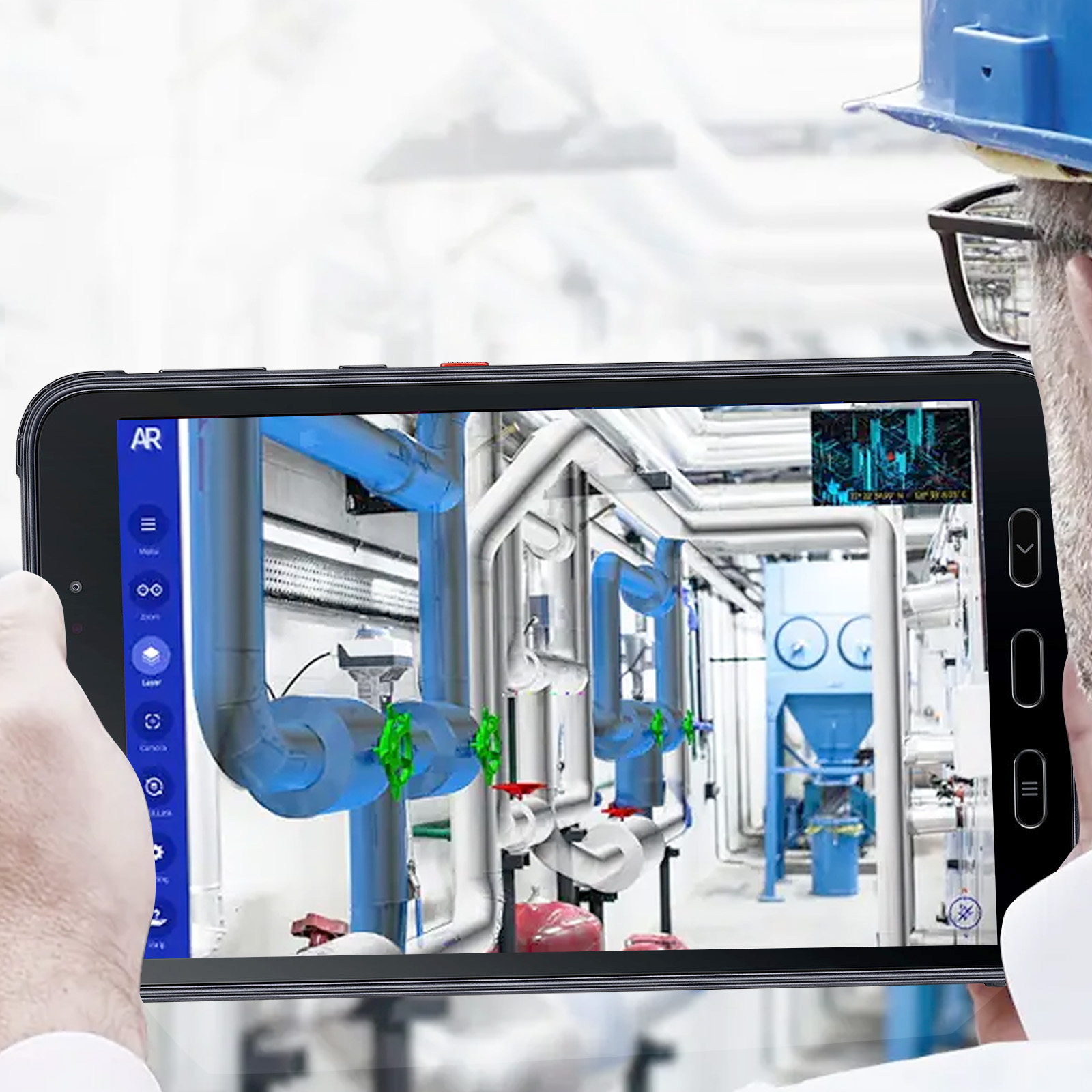 Personne tenant une tablette affichant un modèle 3D de tuyaux. Un casque bleu et des lunettes sont visibles.