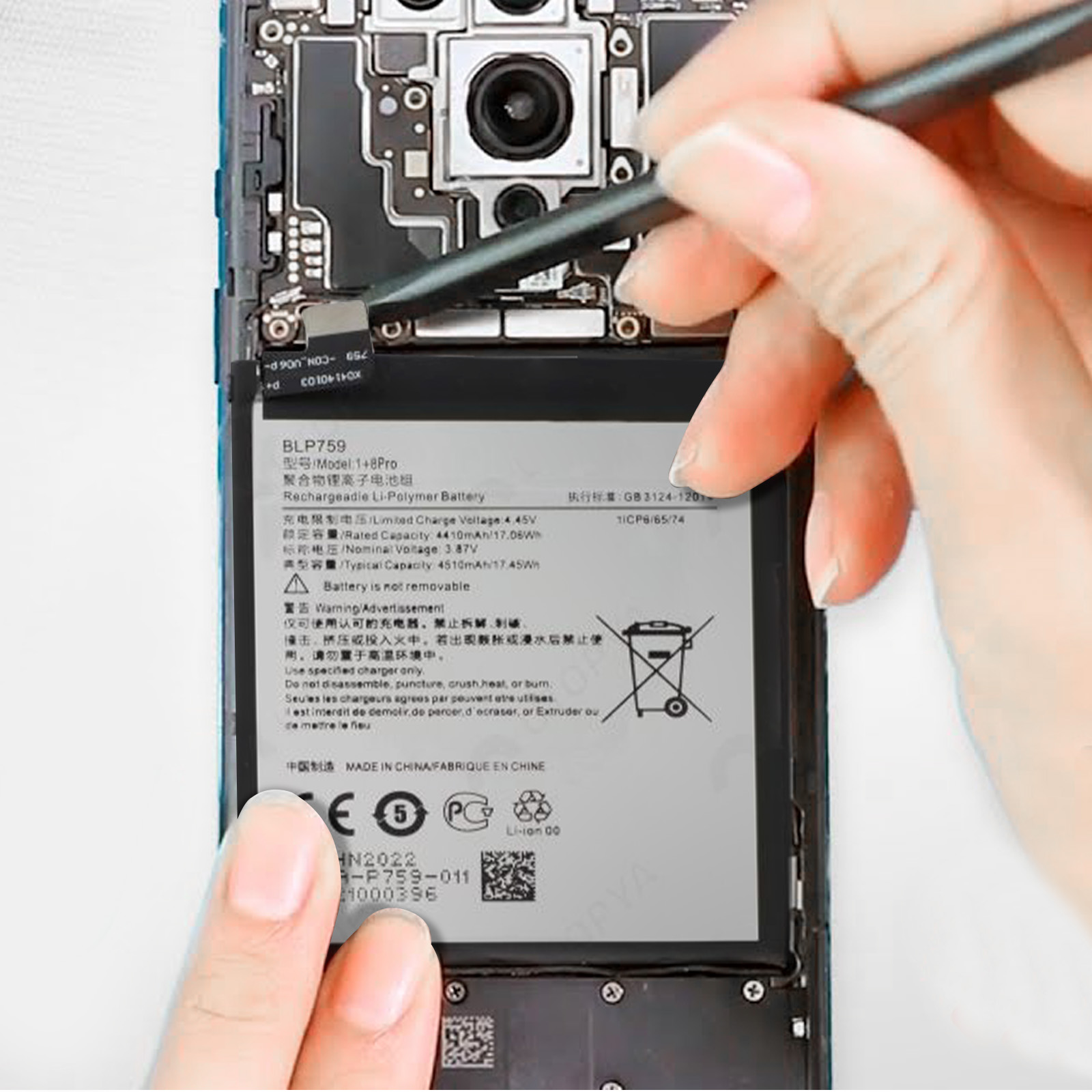 Person ersetzt Telefonbatterie. Die Batterie befindet sich im Telefon.