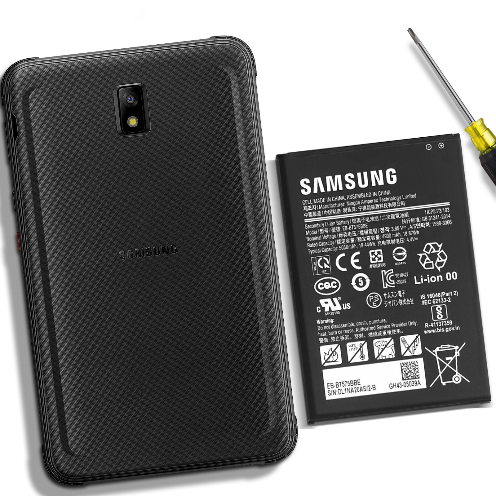 Téléphone noir avec batterie et tournevis. Fond blanc. Le téléphone et la batterie sont l'un à côté de l'autre.