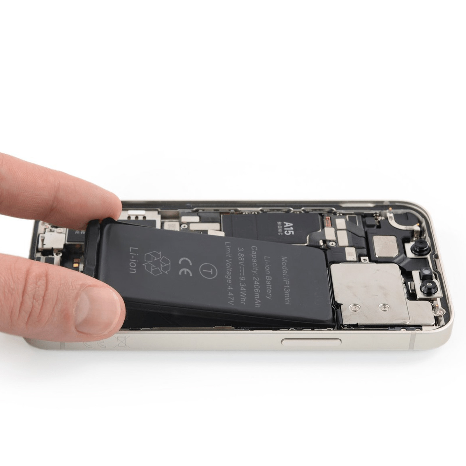 Una mano rimuove una batteria nera da un telefono aperto, mostrando i componenti interni.