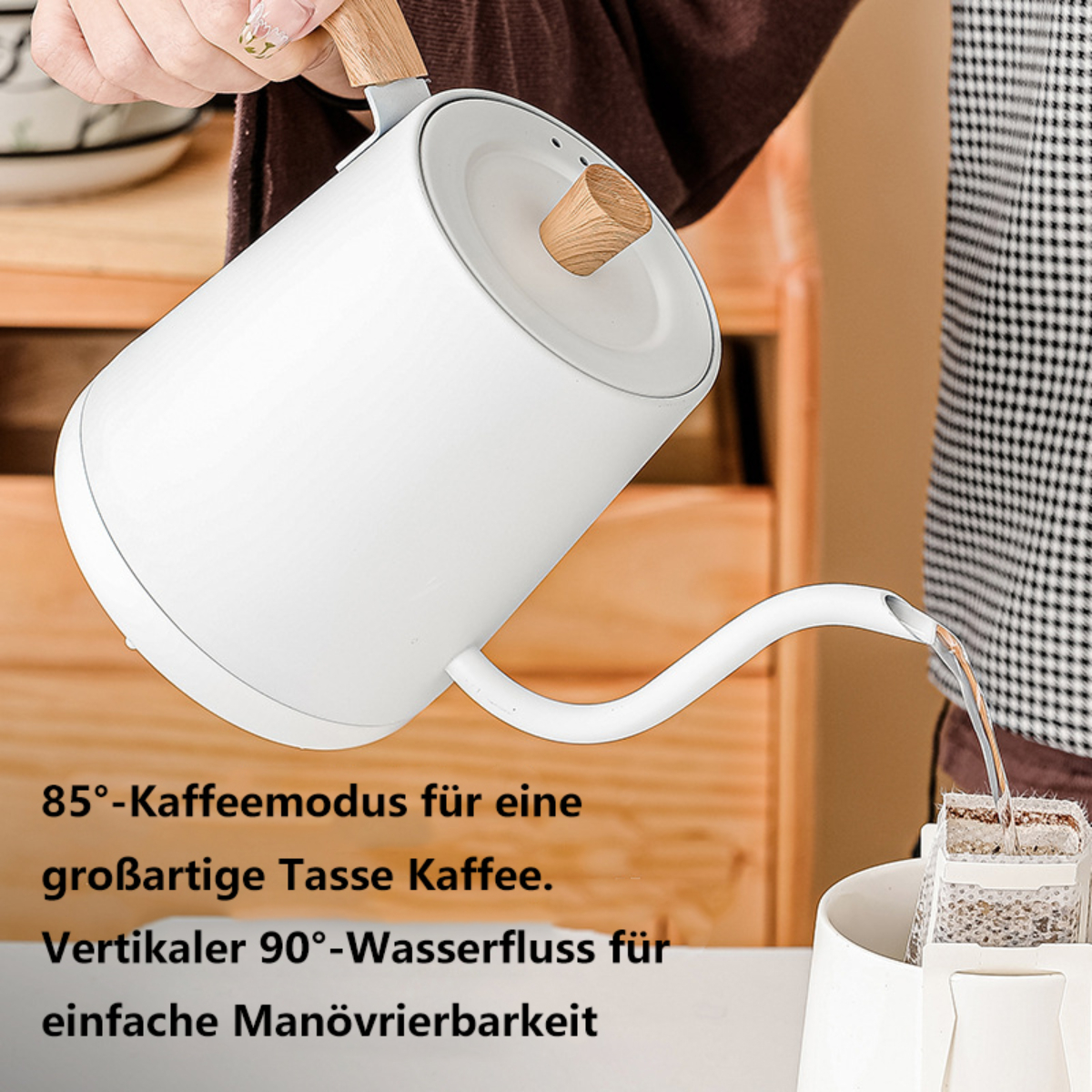 Weißer Wasserkocher gießt Wasser in einen Filter, Text auf Deutsch.