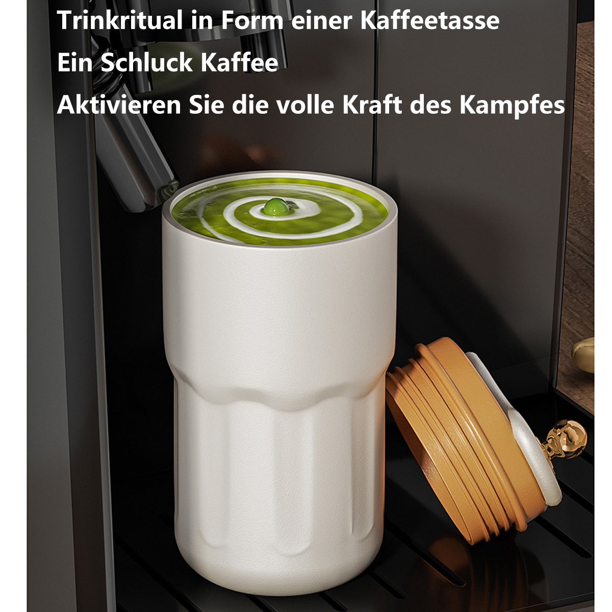 Weißer Kaffeebecher mit grüner Flüssigkeit und offenem Deckel. In einer Espressomaschine platziert.