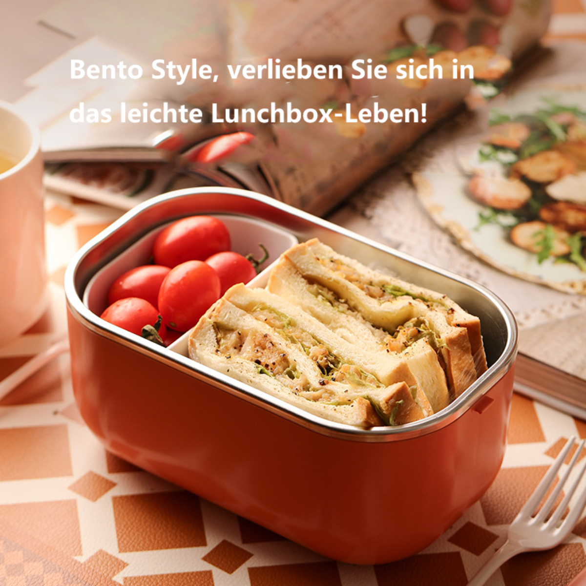 Una caja bento con sándwiches y tomates. Es naranja y tiene un interior blanco.