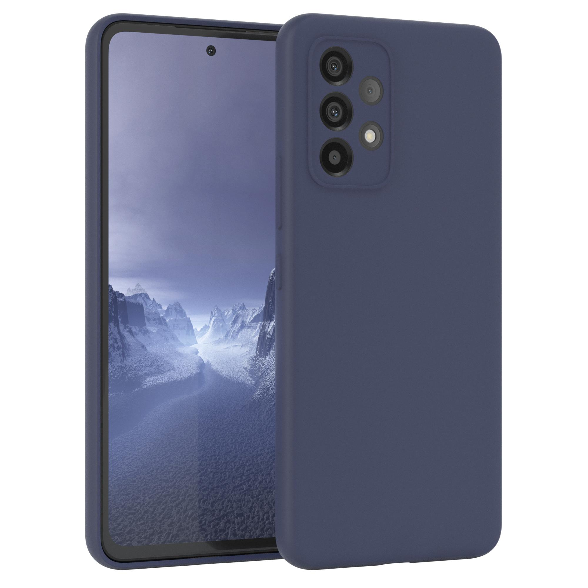 Blaue Handyhülle mit einem Telefon darin. Das Telefon hat drei Kameras. Die Hülle bedeckt Rückseite und Seiten.
