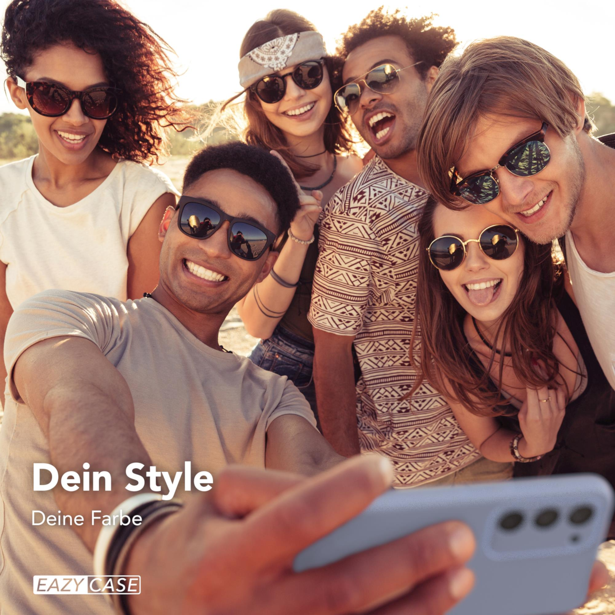 Freundesgruppe macht Selfie am sonnigen Strand. Text lautet 'Dein Style, Deine Farbe'.