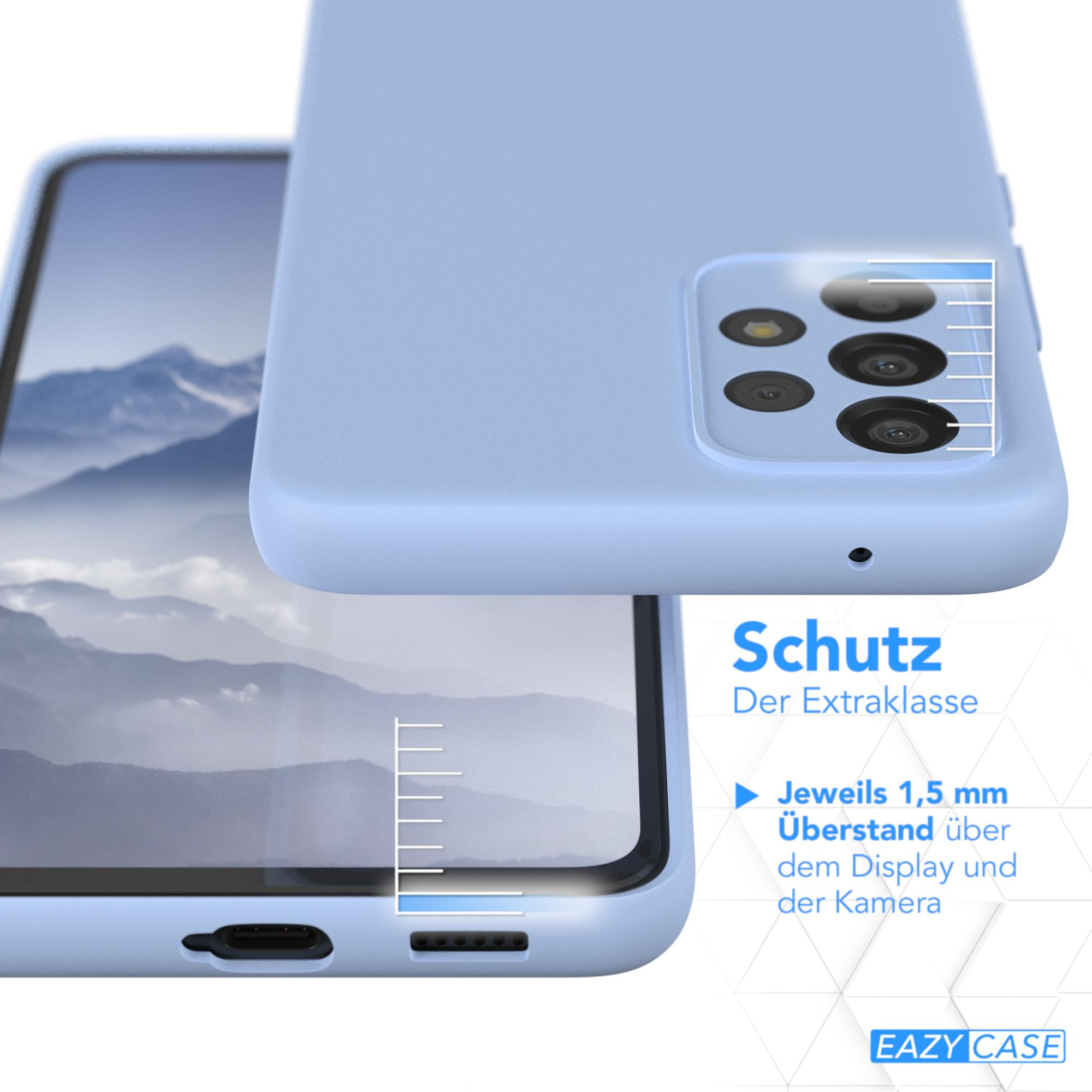 Eine hellblaue Handyhülle liegt über einem Telefon. Die Hülle zeigt die Kamera und die Telefonkanten.