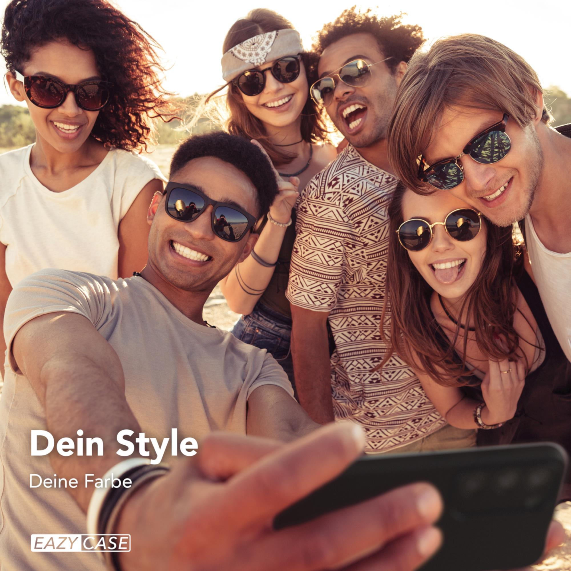 Gruppe von Leuten, die ein Selfie machen. Sie lächeln und tragen Sonnenbrillen.
