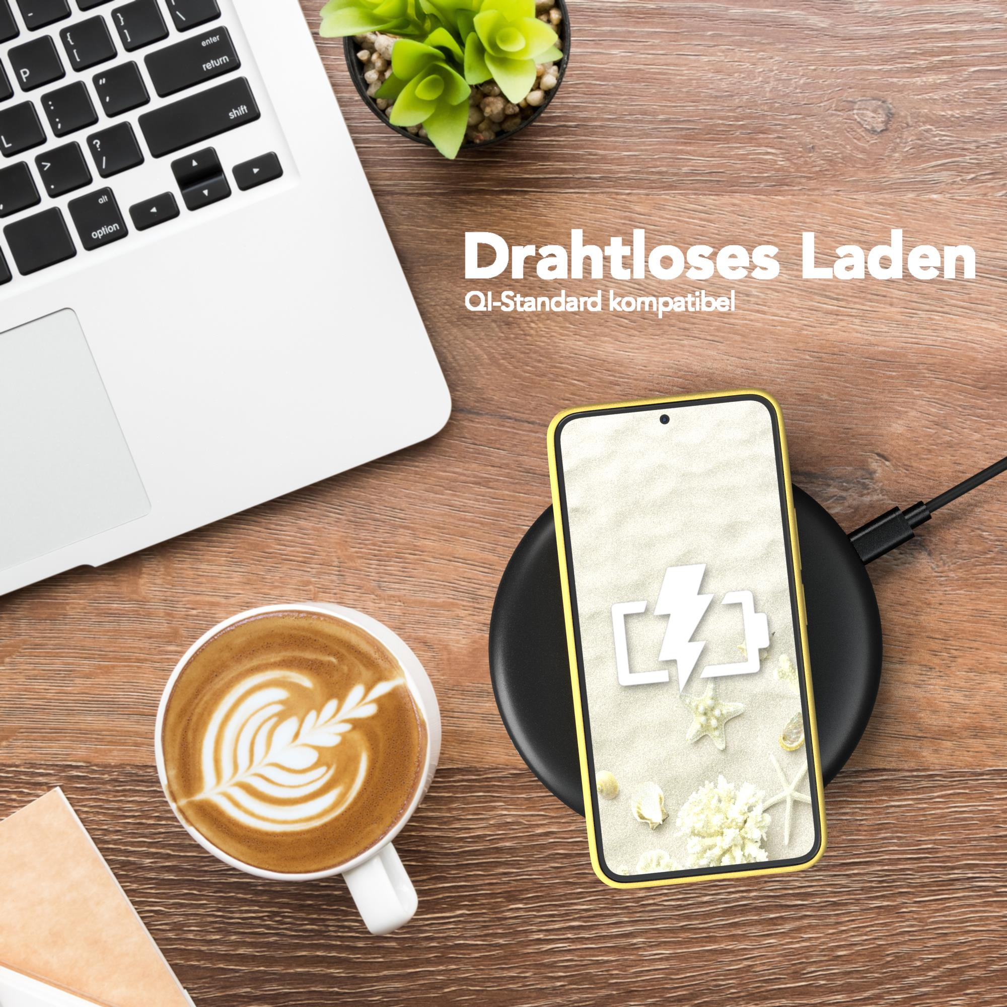 Laptop, Kaffee mit Kunst, Telefon auf Ladepad. Text: Kabelloses Laden.