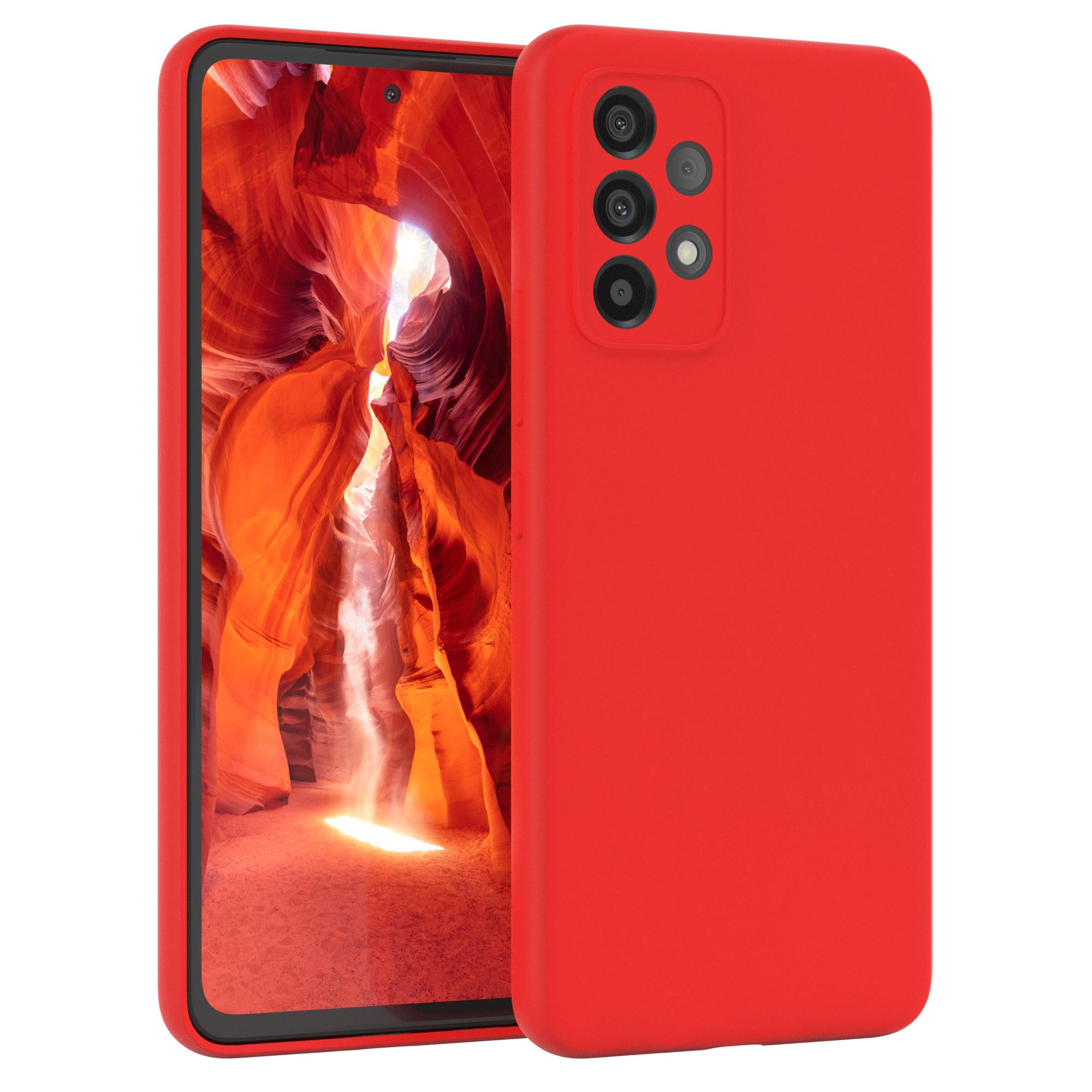 Rote Handyhülle mit Telefon darin. Das Telefon hat drei Kameras.