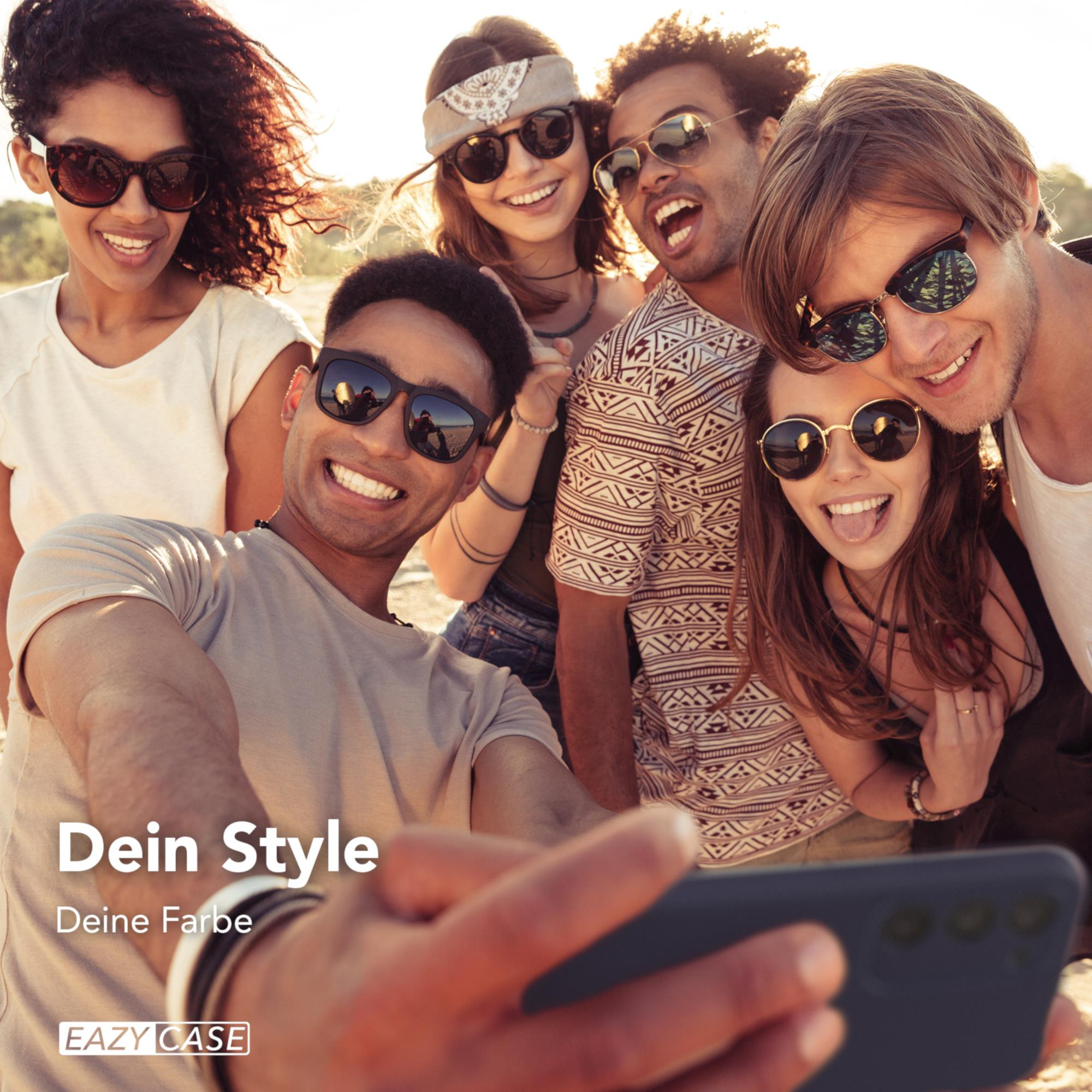 Sechs Personen machen ein Selfie, lächeln und tragen Sonnenbrillen an einem sonnigen Tag.