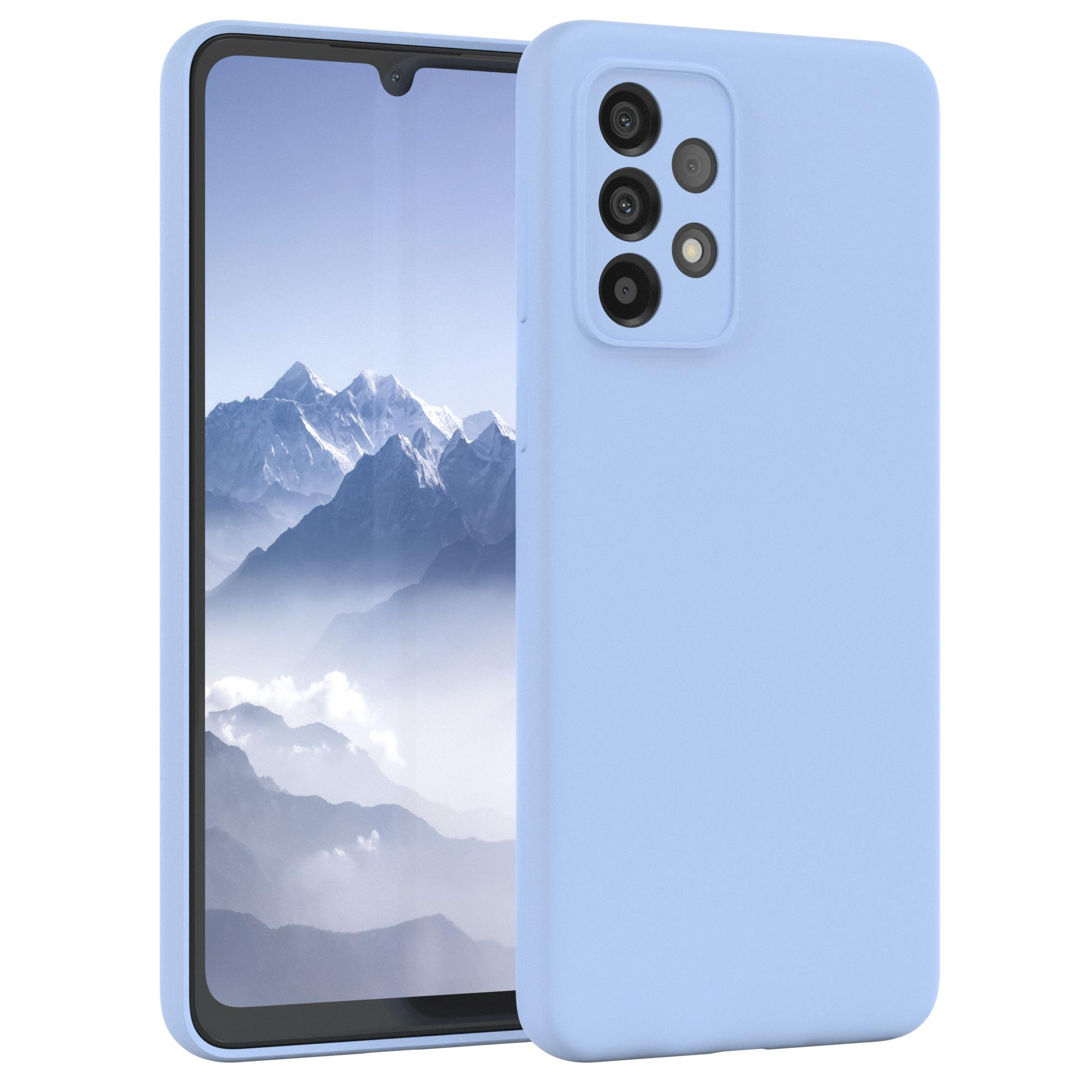 Hellblaue Handyhülle mit Handy. Telefon hat drei Kameras auf der Rückseite.