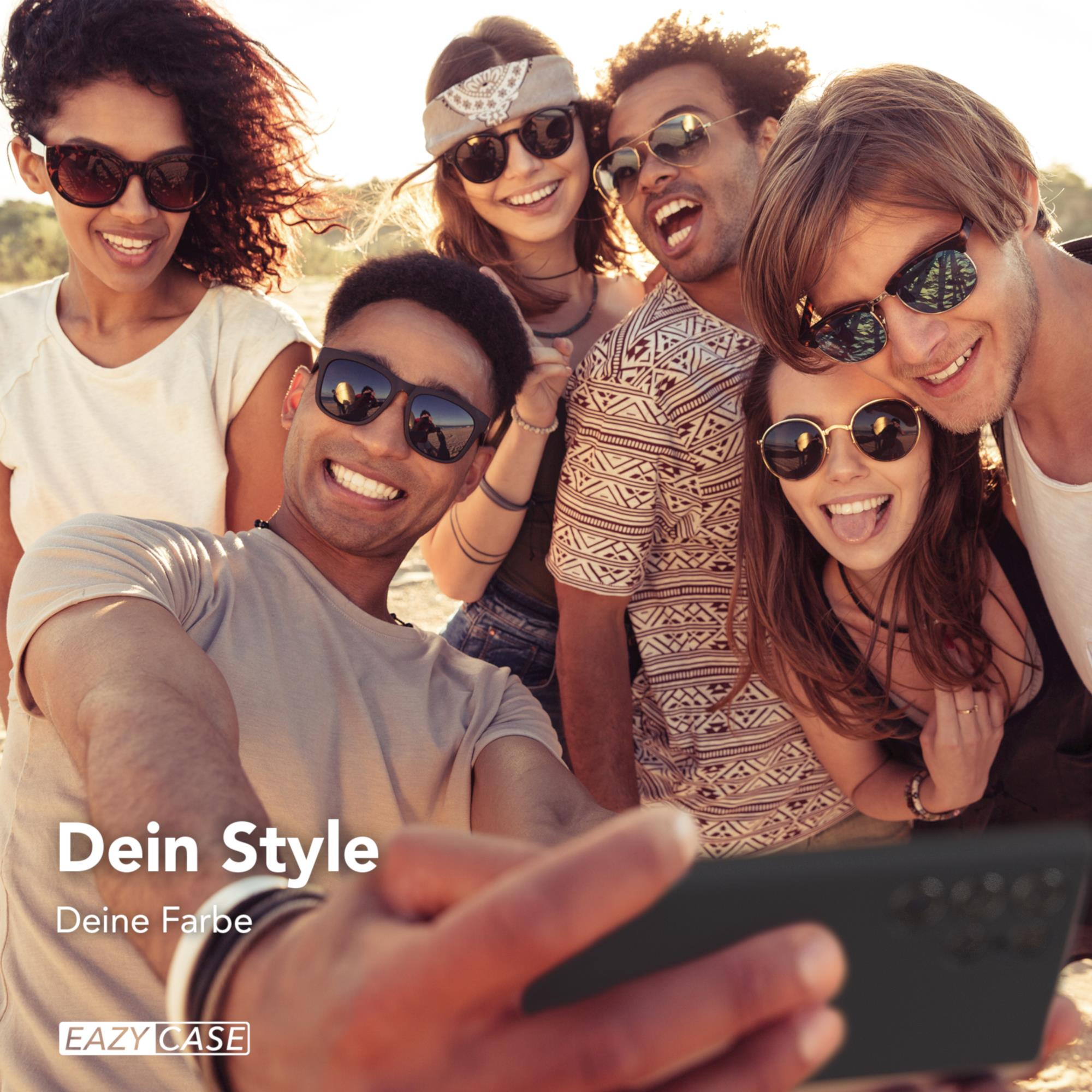 Freundesgruppe, die ein Selfie macht. Sie tragen Sonnenbrillen und lächeln. Eine Handyhülle im Vordergrund.