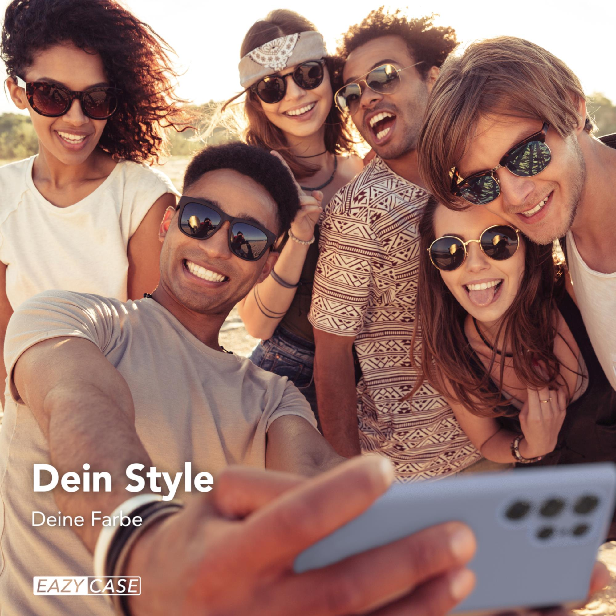 Eine Gruppe von Leuten macht ein Selfie am Strand. Text sagt Dein Style und Deine Farbe.