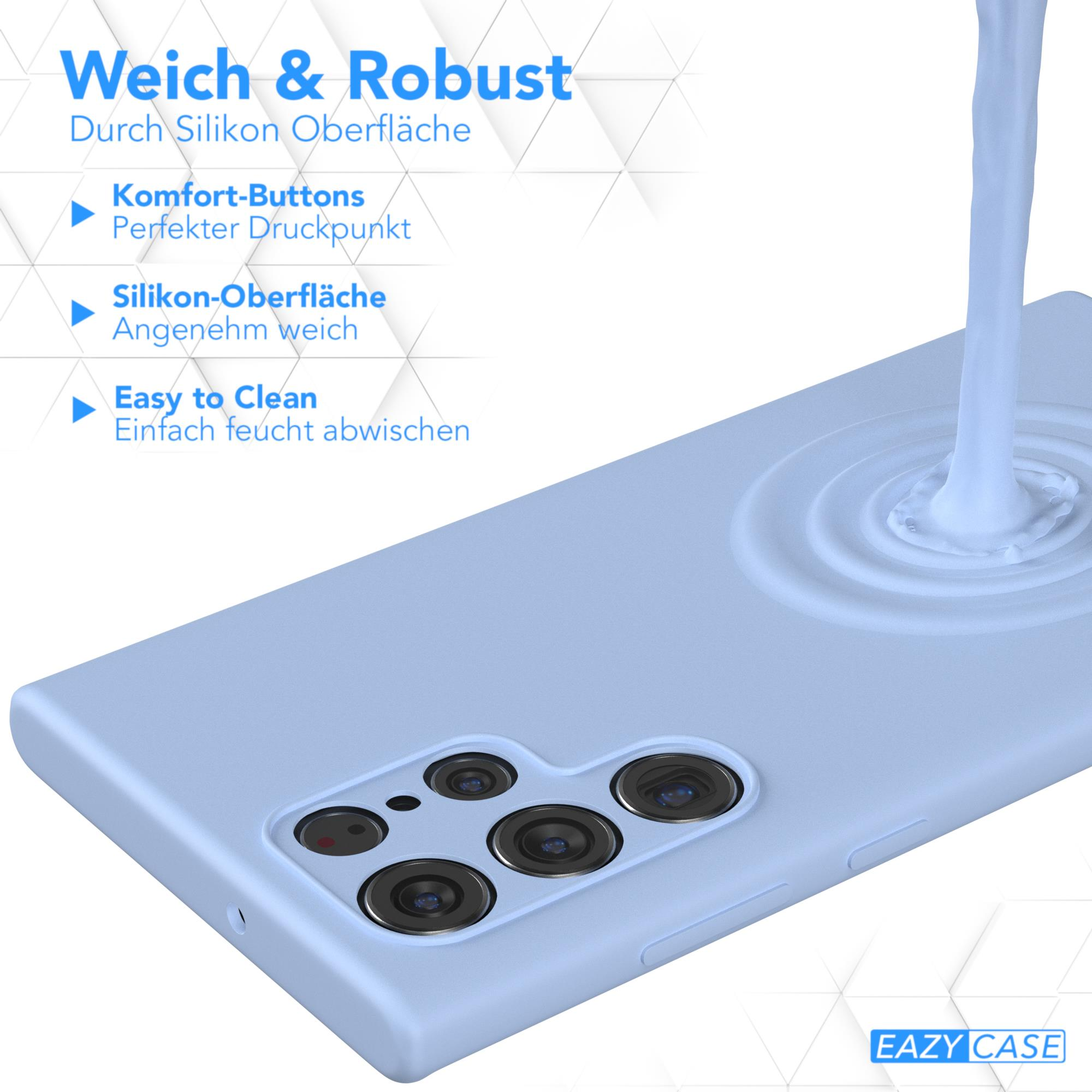 Blaue Handyhülle mit Wasser, das auf die Oberfläche gegossen wird. Die Rückseite des Telefons ist sichtbar.