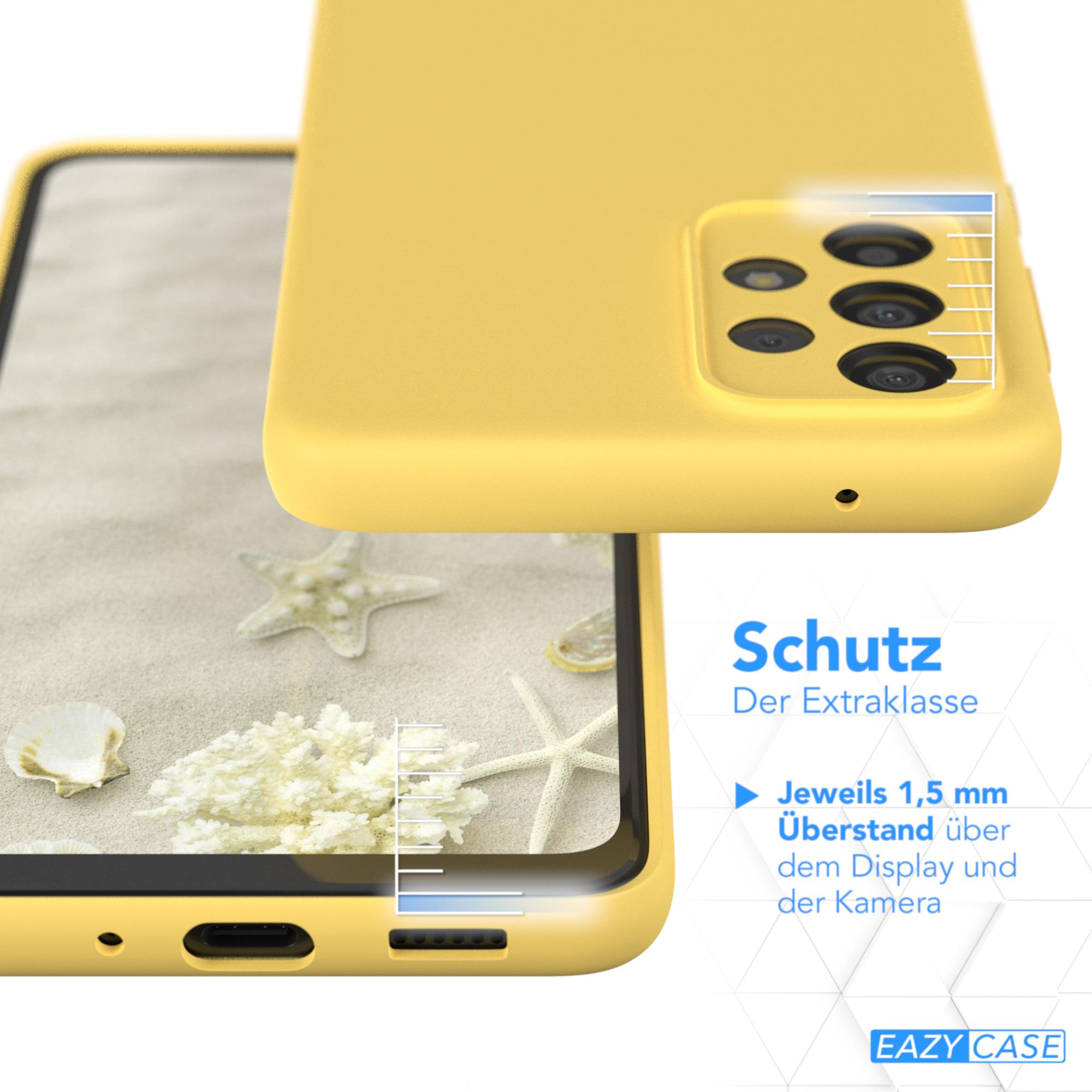 Gelbe Handyhülle mit Kameraerhöhung, zeigt Sand und Seesterne hinter einem Telefon.