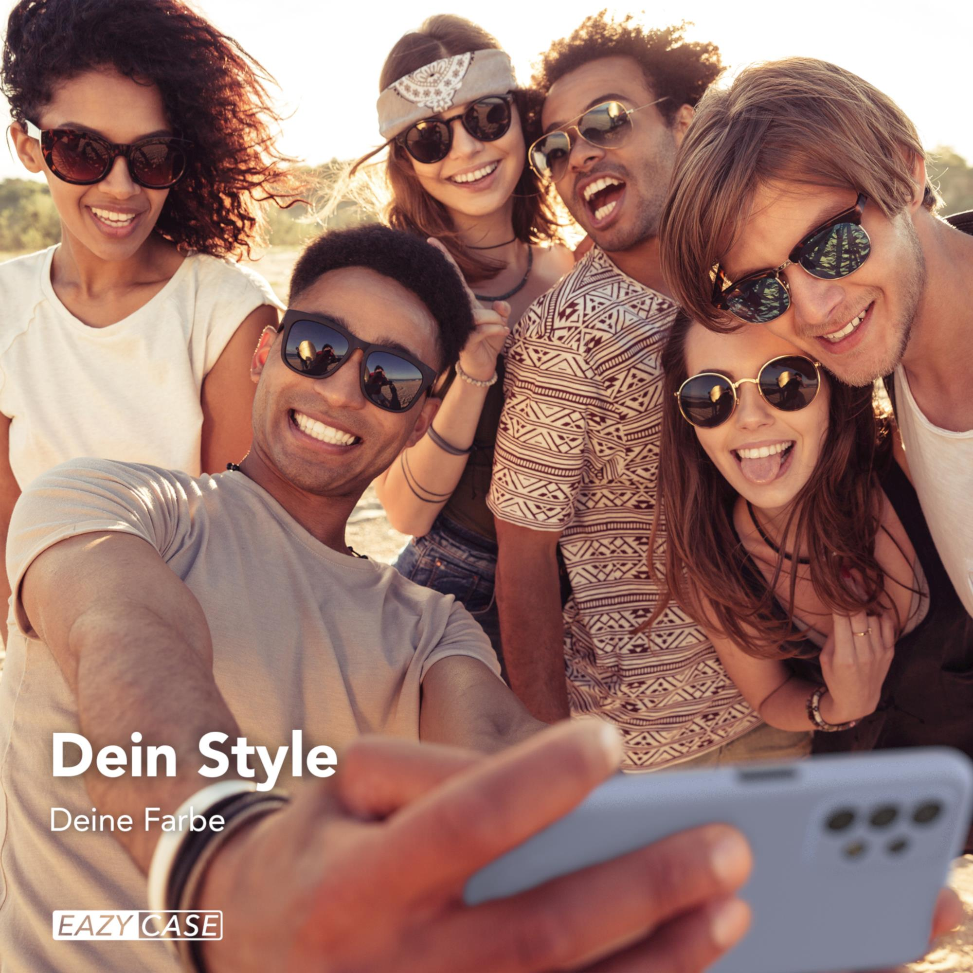 Gruppe von Leuten macht Selfie mit Handyhülle.