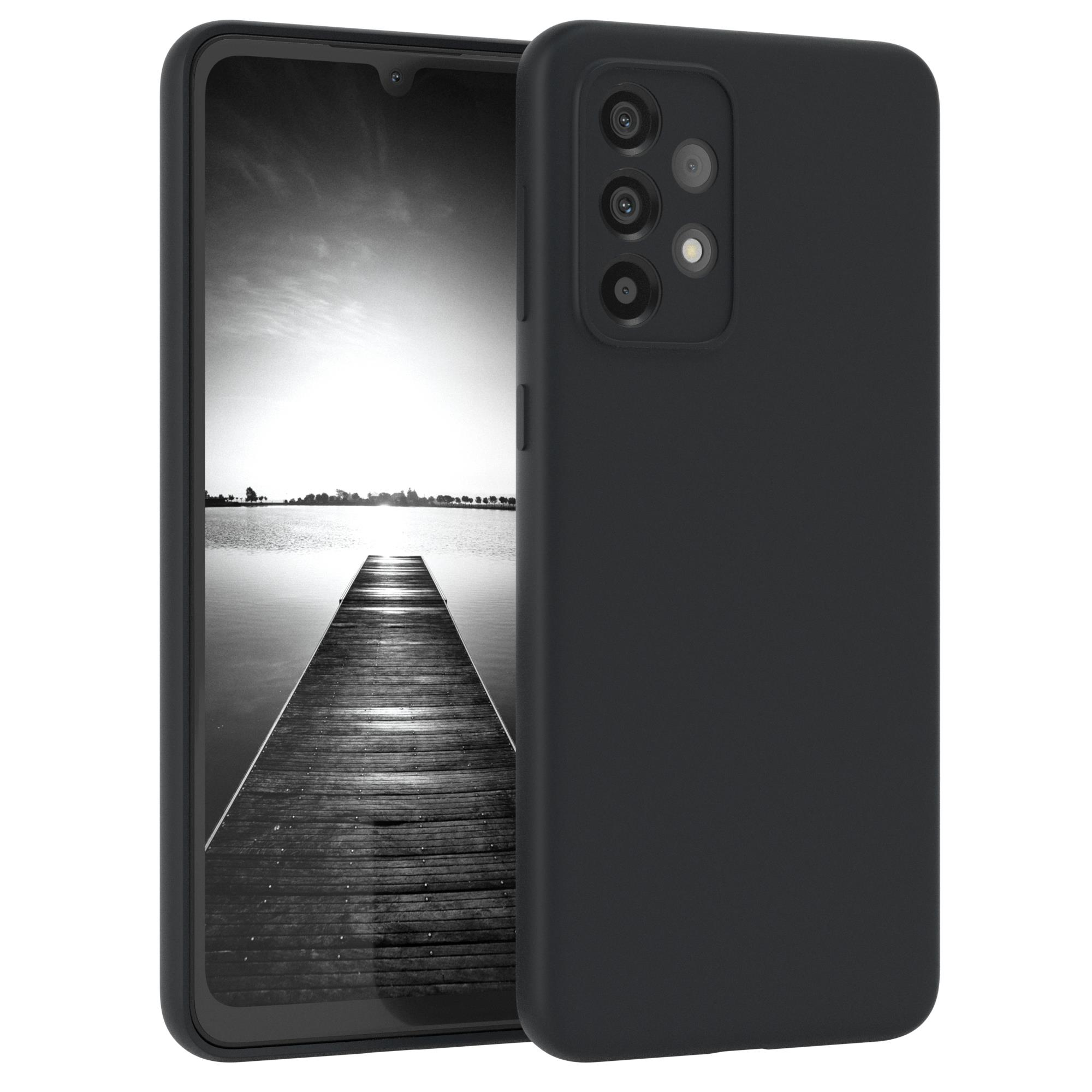 Schwarze Handyhülle mit Handy. Telefon hat drei Kameras auf der Rückseite.