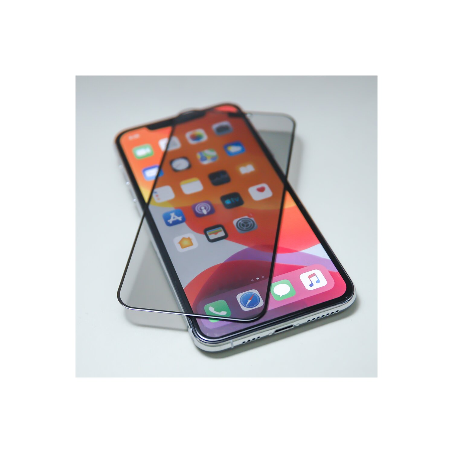 iPhone mit Displayschutz. Das Telefon zeigt App-Symbole. Der Schutz ist transparent.