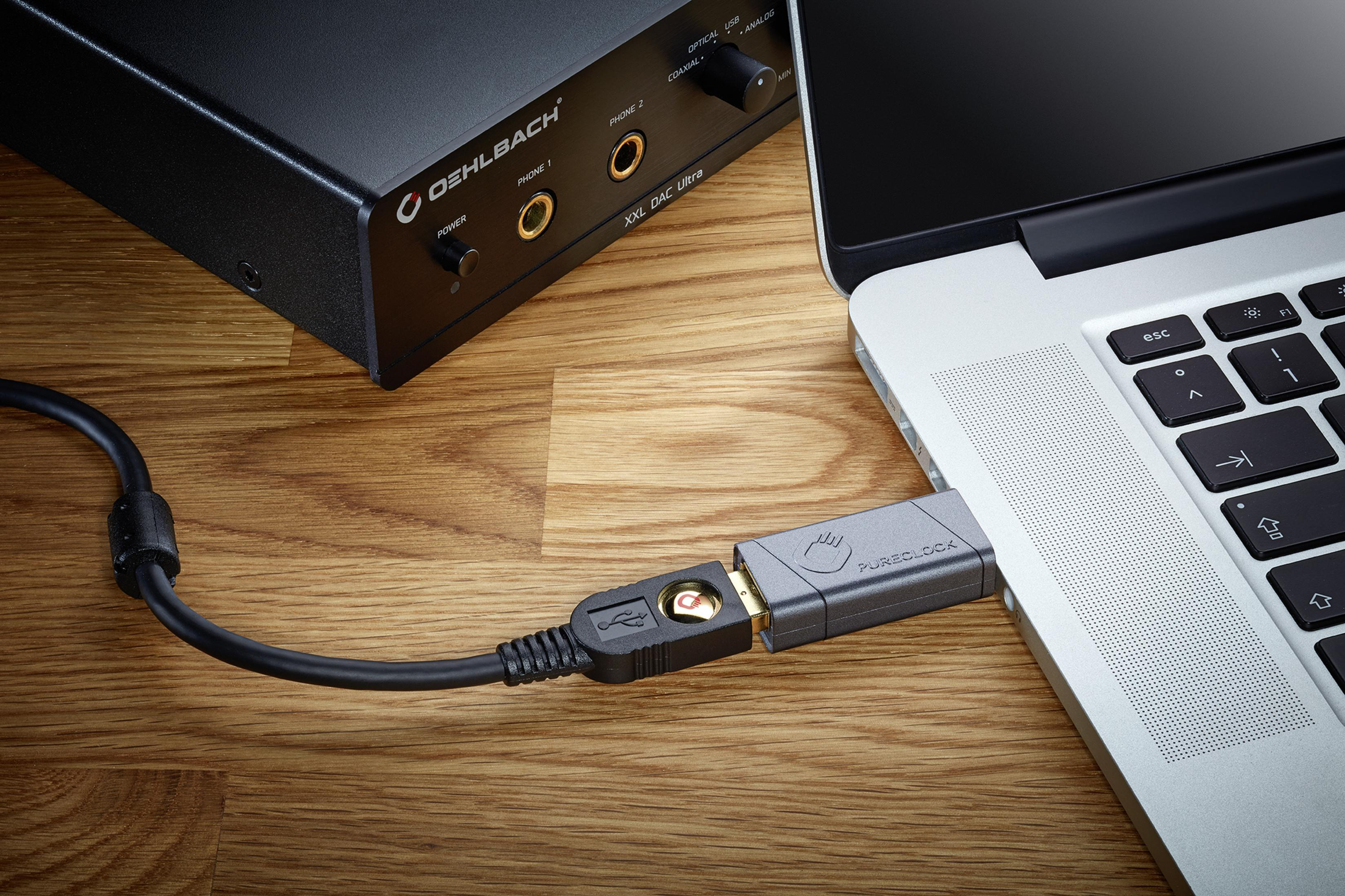 Ein Gerät mit einem Laptop verbunden. USB-Kabel und andere Geräte gezeigt.