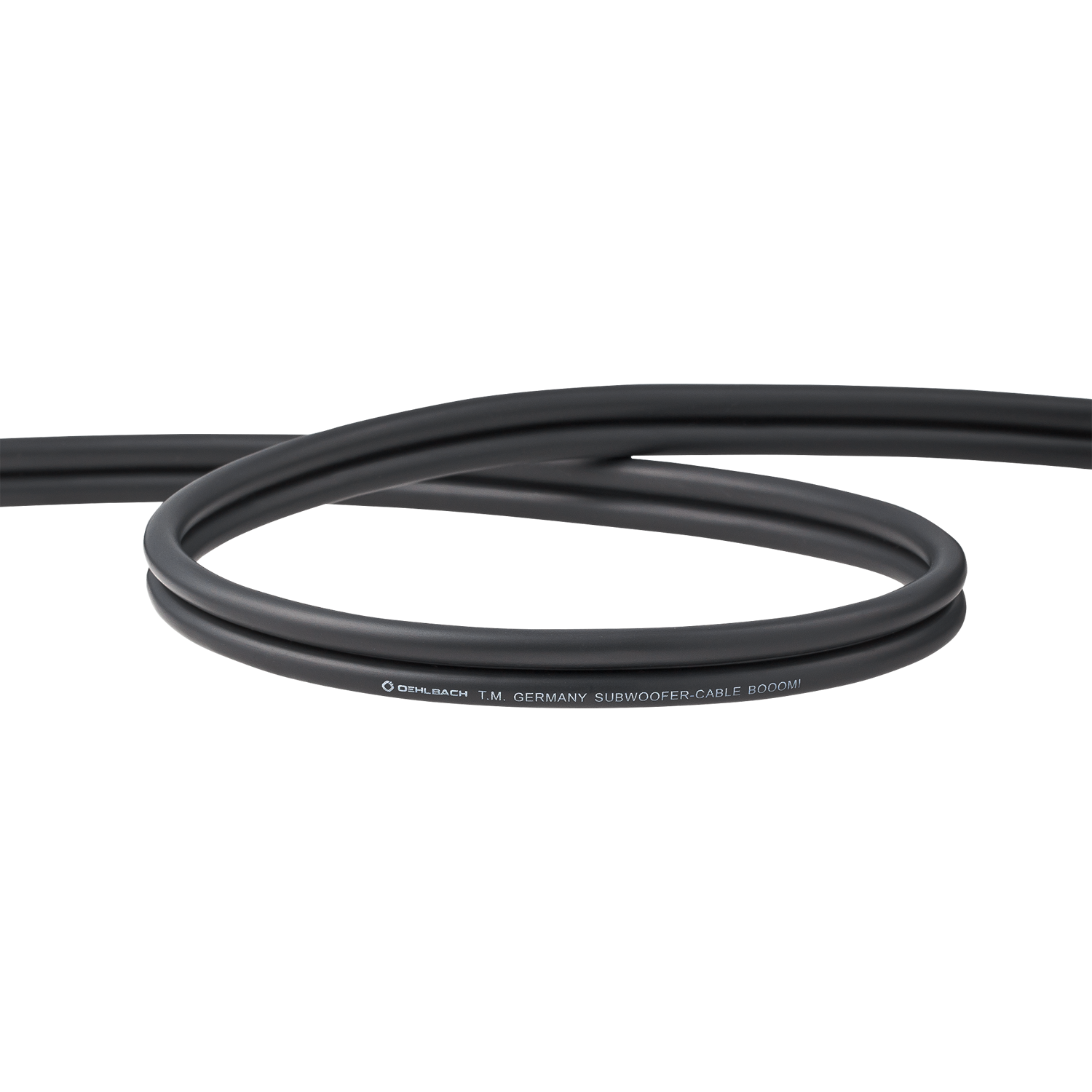 Schwarzes Subwoofer-Kabel auf schwarzem Hintergrund gerollt. Das Kabel hat weißen Text.