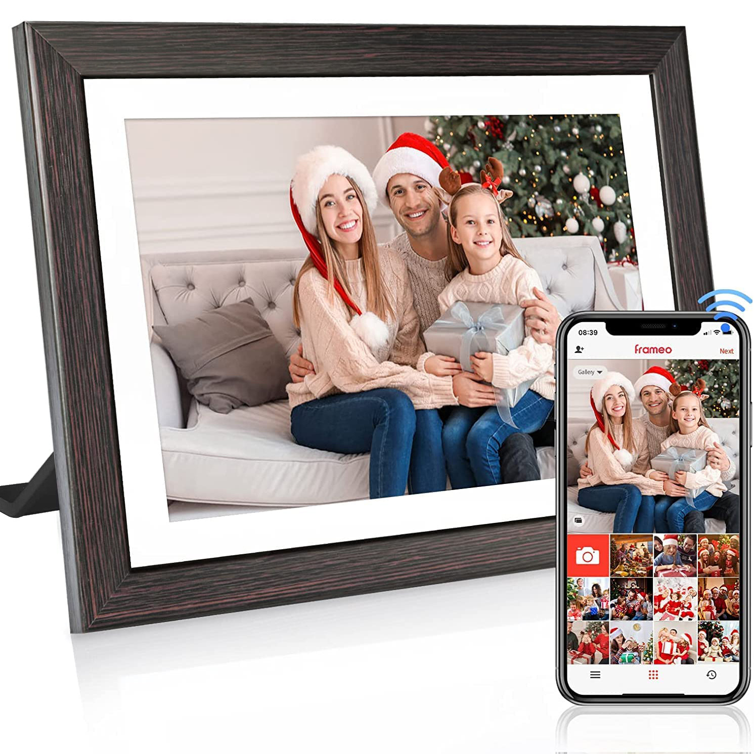 Una familia en un marco de fotos navideño y un teléfono que muestra la misma imagen.