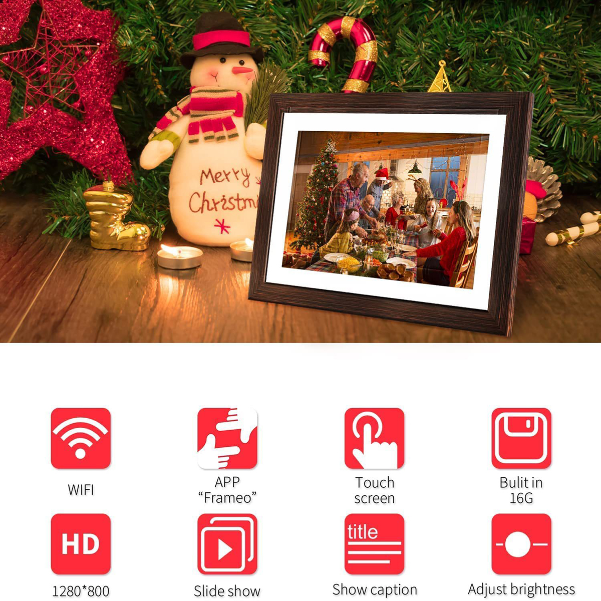 Marco de fotos digital con foto familiar. Decoraciones navideñas en el fondo.