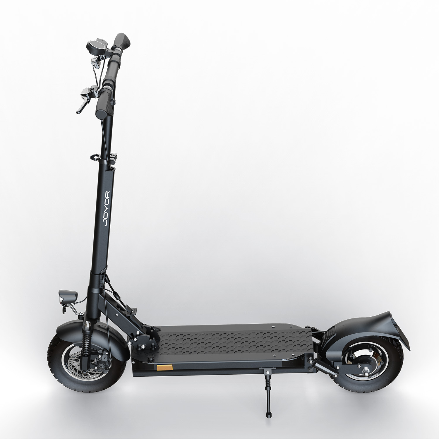 Scooter elettrico nero su una superficie bianca. Ha un manubrio, una pedana e due ruote. Lo scooter è inclinato a sinistra.