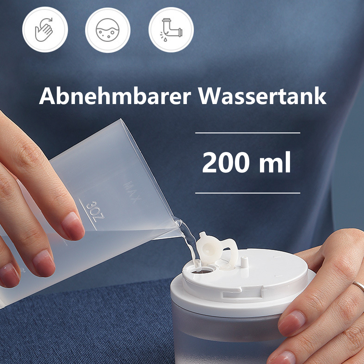 Eine Person gießt Wasser aus einem Messbecher in einen weißen Behälter. Text: Abnehmbarer Wassertank.