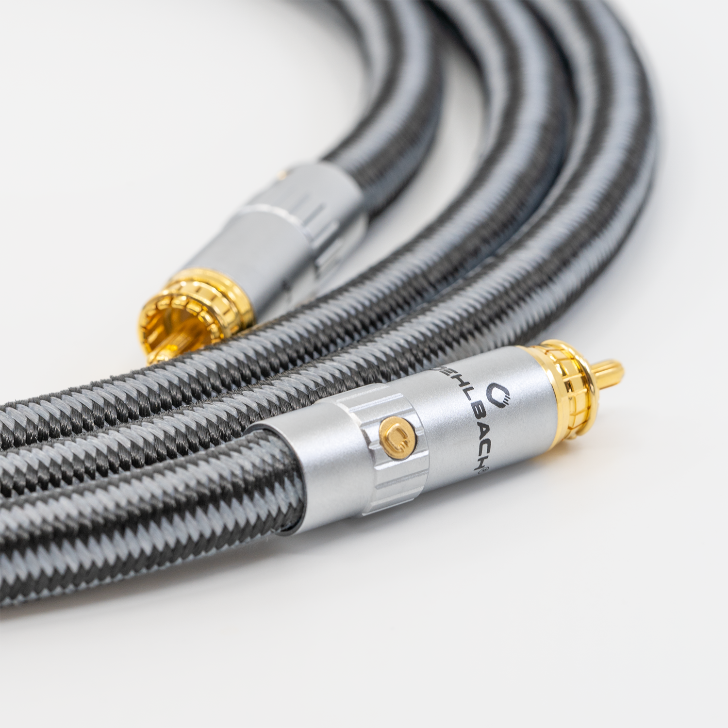 Zwei Audiokabel mit vergoldeten Steckern. Grau-schwarzes geflochtenes Design.