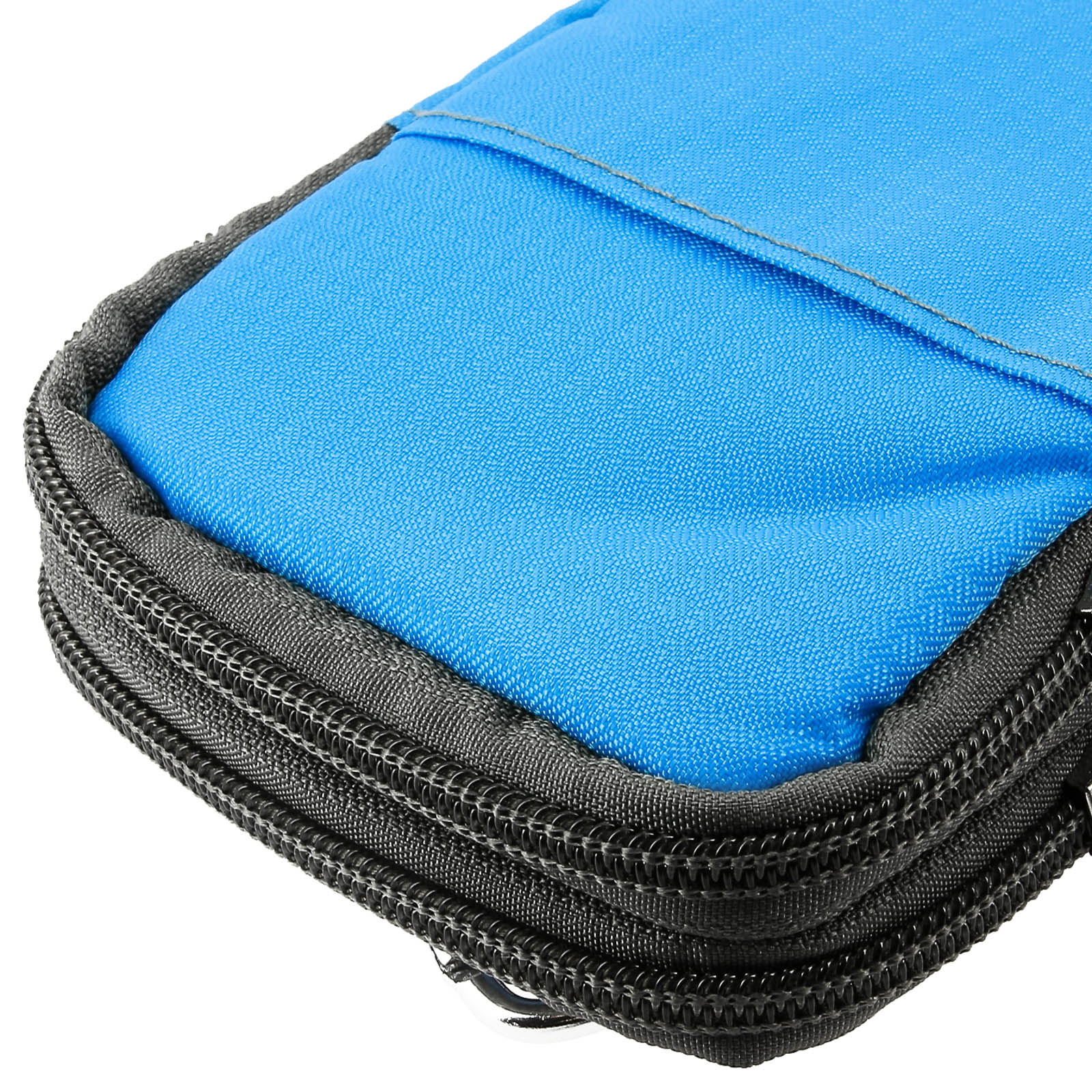 Un primo piano di una custodia con cerniera blu e grigia. La cerniera è nera. La custodia è leggermente aperta.